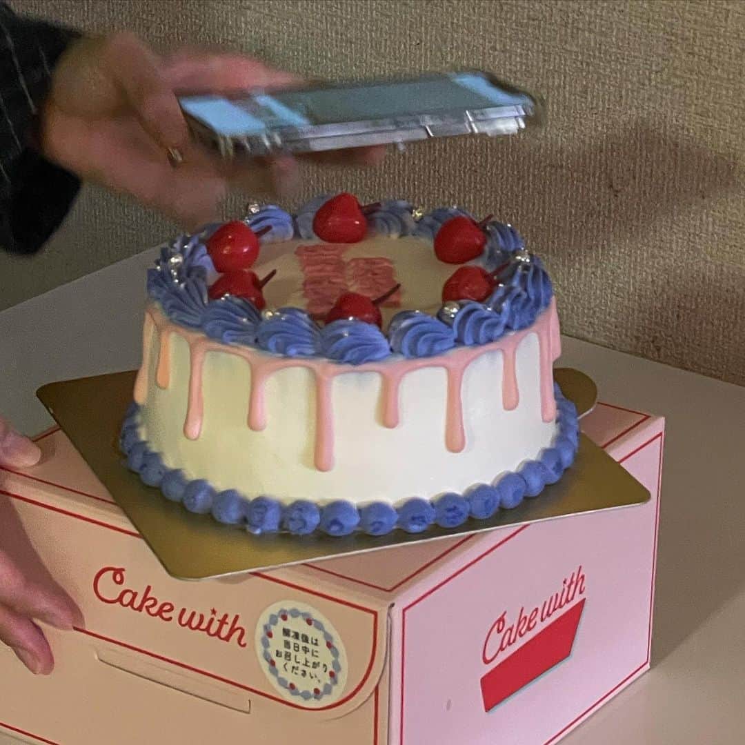 前田亜美さんのインスタグラム写真 - (前田亜美Instagram)「. 10月1日は妹の誕生日だったので 家族でお祝いしたよ〜〜🎂✨️. .  @cakewith_tokyo のケーキをオーダーしてみました!. . ベースの色や形まで選べて 可愛いケーキが届いて妹も喜んでたあ⋆⸜🌷⸝‍⋆. . . 韓国ケーキは映えますねえ🕯𓈒 𓏸. . . .   #생일  #誕生日ケーキ  #생일케이크  #韓国ケーキ  #センイルケーキ #cakewith_tokyo  #オーダーケーキ」10月8日 15時55分 - ami___maeda0601