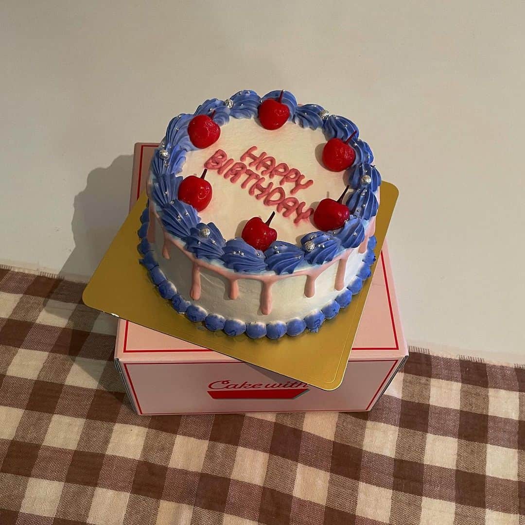 前田亜美のインスタグラム：「. 10月1日は妹の誕生日だったので 家族でお祝いしたよ〜〜🎂✨️. .  @cakewith_tokyo のケーキをオーダーしてみました!. . ベースの色や形まで選べて 可愛いケーキが届いて妹も喜んでたあ⋆⸜🌷⸝‍⋆. . . 韓国ケーキは映えますねえ🕯𓈒 𓏸. . . .   #생일  #誕生日ケーキ  #생일케이크  #韓国ケーキ  #センイルケーキ #cakewith_tokyo  #オーダーケーキ」