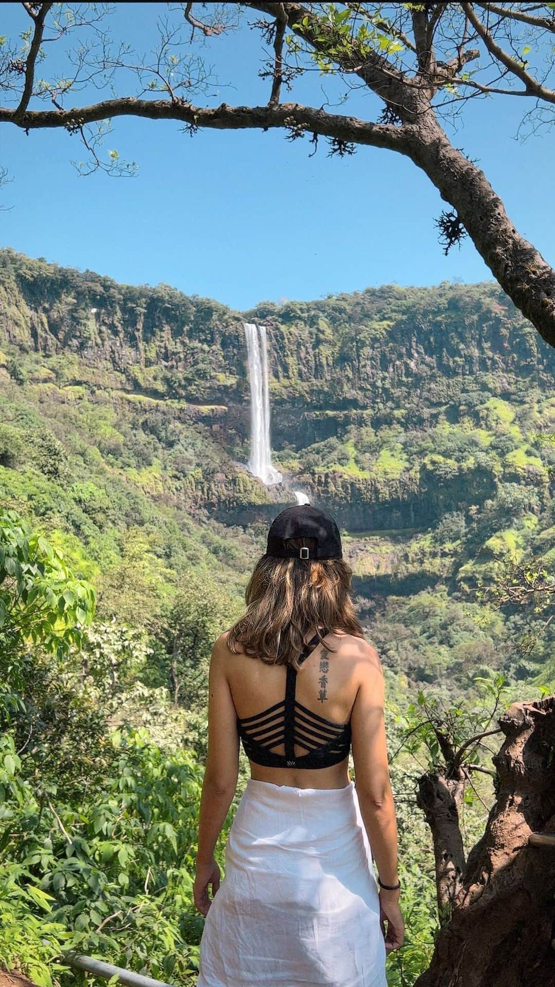 のインスタグラム：「Three hours away from Pune, there is a beautiful three layered waterfall in Satara. There is a beautiful little trek towards the Vajrai Waterfall and I am sure you will fall in love with it. Isn’t Maharashtra so beautiful. Tell me your favourite waterfall 😀  Tag your friends! ❤️  #aakritirana #aakritiandrohan #waterfall #vajrai #vajraiwaterfall #india #maharashtra #travelblogger #indiantravelblogger #dronephotography #reelsinstagram」