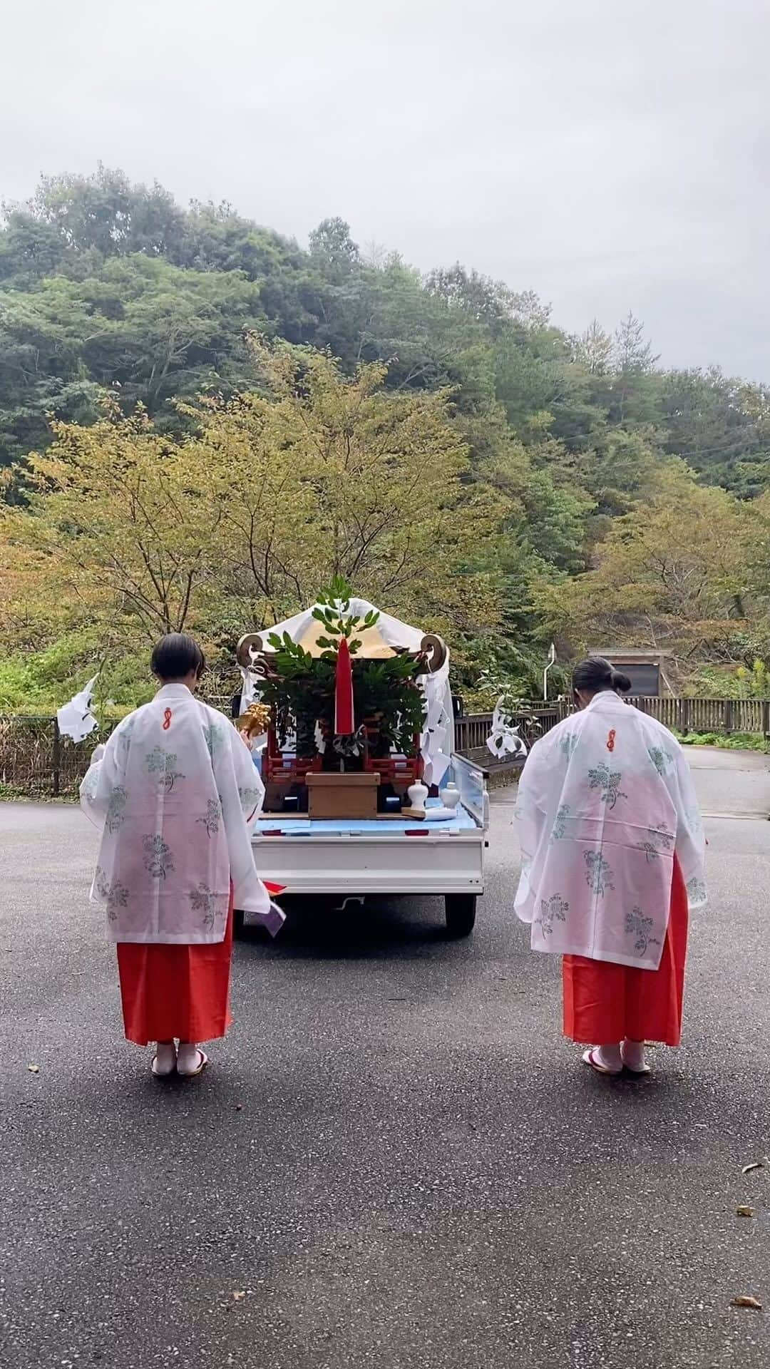 有福温泉 旅館ぬしやのインスタグラム：「有福秋祭り「巫女舞」 😊🍁🍁 #旅館ぬしや  #島根県観光 #日本旅行 #温泉旅行♨️ #温泉♨️ #旅館ご飯 #家族旅行 #記念日旅行 #高級旅館 #旅館ご飯 #美味しい #美しい景色 #自然 #露天風呂付き #露天風呂付客室 #家族風呂 #hotel #japantrip2023 #travel #江津市 #和室 #旅館の朝食 #溫泉旅館 #温泉デート #リラックス #落ち着く場所 #季節料理 #地元食材」