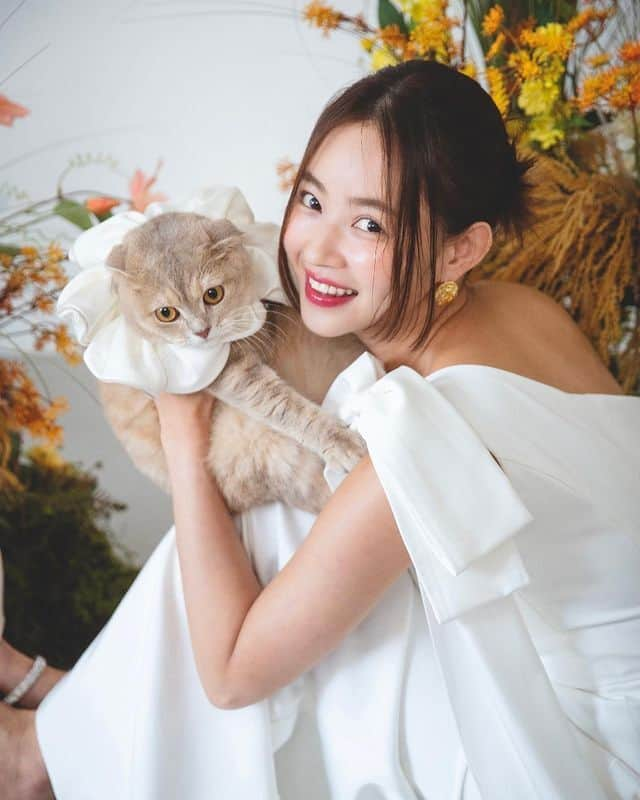 プレ花嫁の結婚式準備サイト farny 【ファーニー】のインスタグラム：「@farny_weddingをフォローして #プラコレ #美花嫁図鑑 を付けて投稿してください⡱ リグラムで紹介されるかも♡ . ‥‥‥‥‥‥‥‥‥‥‥‥‥‥ Today's wedding photo from... @yangple_ さん⚐* . ♡韓国フォトのご紹介♡  ペットと撮る韓国のウェディングフォトが可愛すぎる🤍  猫ちゃんも一緒にドレスアップして 撮影する姿がとても可愛いですよね💕  ぜひ大切なご家族との写真を思い出に残してみてください💭 . ‥‥‥‥‥‥‥‥‥‥‥‥‥‥ . \\花嫁ライター募集中// @farny_wedding のDMに ”farny花嫁ライター希望”とお送りください✈︎✉︎ . \\花嫁アプリ // プロのアドバイザーに結婚式の相談を何度でも ウェディングドレスの記事や、 自分のウェディングレポを残せちゃう♡” . >>>TOPのURLからcheck ⋈ @placole_dressy >>>結婚のご相談は プラコレウェディングアドバイザーへ♡ @wedding_adviser >>>ウェディングレポを残したいなら、 farny by プラコレをcheck ✎ @farny_wedding >>>花嫁準備に欠かせないアイテムをお探しなら placole & dressy Beauty をcheck ❁ @dressy_beauty_ >>>素敵なドレスに出会いたい花嫁さま♡ @dressyonline_をcheck >>>おしゃれなファミリーフォトは ドレシーベイビーをcheck 𓏸 @dressy.baby >>>鎌倉にOPEN”お花とドレスと紅茶のカフェ” @dressyroom_teaをcheck𓌉𓇋 >>>名古屋にOPEN”ウェディング体験型カフェ @dressycafe_nagoya をcheck𓌉𓇋 . ‥‥‥‥‥‥‥‥‥‥‥‥‥‥  #一度きりの人生一度は魔法にかけられて #プレ花嫁 #卒花嫁 #結婚準備 #結婚式 #結婚式場 #当日レポ #撮影指示書 #weddingtbt #weddingdress #ウェディングドレス #ウェディングフォト #ブライダルフェア #farnyレポ #美花嫁図鑑 #2023秋婚 #2023冬婚 #2023春婚 #2023夏婚 #mydress #동행플래너 #大人可愛い #撮影構図 #韓国フォト #韓国ウェディングフォト」