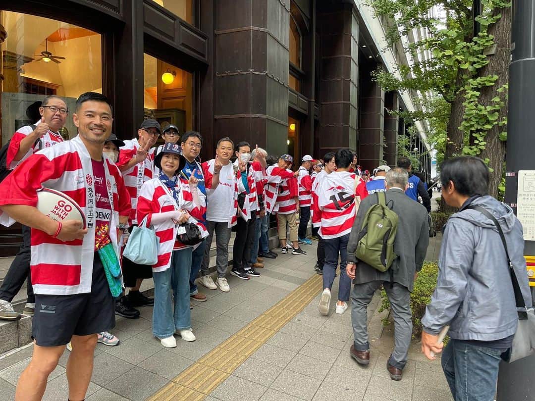 山田章仁のインスタグラム：「みんなの想いラグビー日本代表に届け〜‼️🇯🇵🏉 @marunouchi_15  #oneteam大作戦」