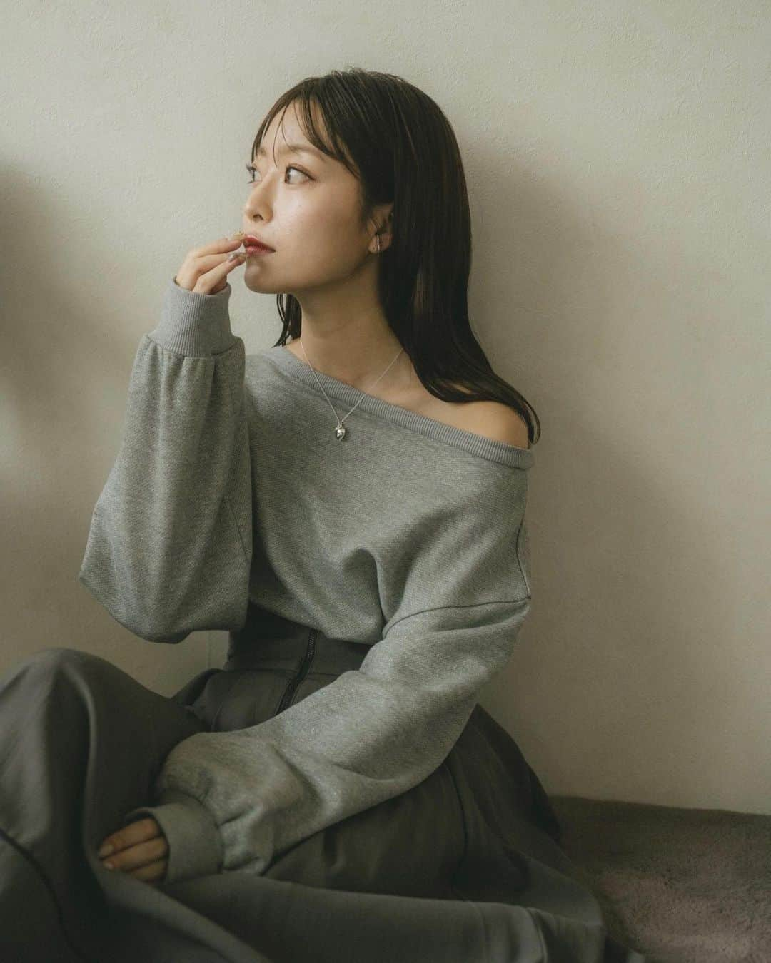 Vannie Officialさんのインスタグラム写真 - (Vannie OfficialInstagram)「【RENA direction item】@rena_yoshitsugu ワンショルダーラメスウェット gray / pink  free size ¥5,390 tax in  … Design …  ・今季トレンドのラメがミックスされたスウェット地 ・カジュアルになりすぎず大人っぽさを演出できる1着 ・肩を落として肌見せ&抜け感ON ・ボートネックでも着用可能 ・袖口はゆったり感のあるシルエット  … Styling …  デニムやスラックスを合わせてカジュアルコーデはもちろん フレアスカートなどフェミニン系に合わせても◎ ゆるくルーズ感のあるシルエットなので肩見せで抜け感を出すのがおすすめ キャップやバケハとの相性◎  ━━━━━━━━━━━━━━━━━━━ 透け感：なし 裏地：なし 厚さ：普通 伸縮性：あり 光沢感：あり ━━━━━━━━━━━━━━━━━━━ ※詳しくは洗濯タグをご確認ください  #vannie_u #vannieu #ヴァニーユー #zozotown #ゾゾタウン #ゾゾ #ゾゾ購入品 #カーディガン #フェミニン #ワンショル #ラメトップス #秋服コーデ #秋服 #秋コーデ #冬コーデ #秋冬コーデ #ニットコーデ #着回し #着回しコーデ #デートコーデ #オフショル #オフショルコーデ #ワンショルダー #デート服 #スウェット #ヴァニーユー #スウェットコーデ #秋服購入品 #秋服ファッション#大人カジュアル」10月8日 16時01分 - vannie__u