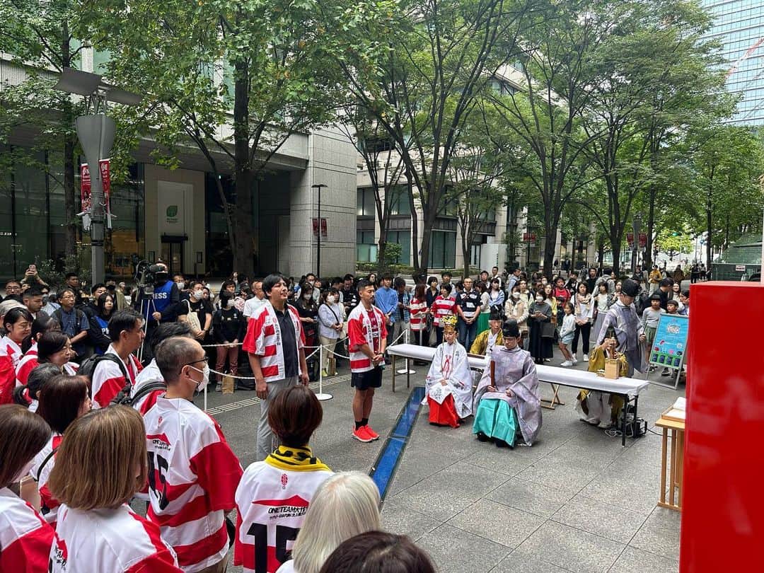 山田章仁のインスタグラム：「勝ってくれ〜‼️🇯🇵🏉 @marunouchi_15  #oneteam大作戦」