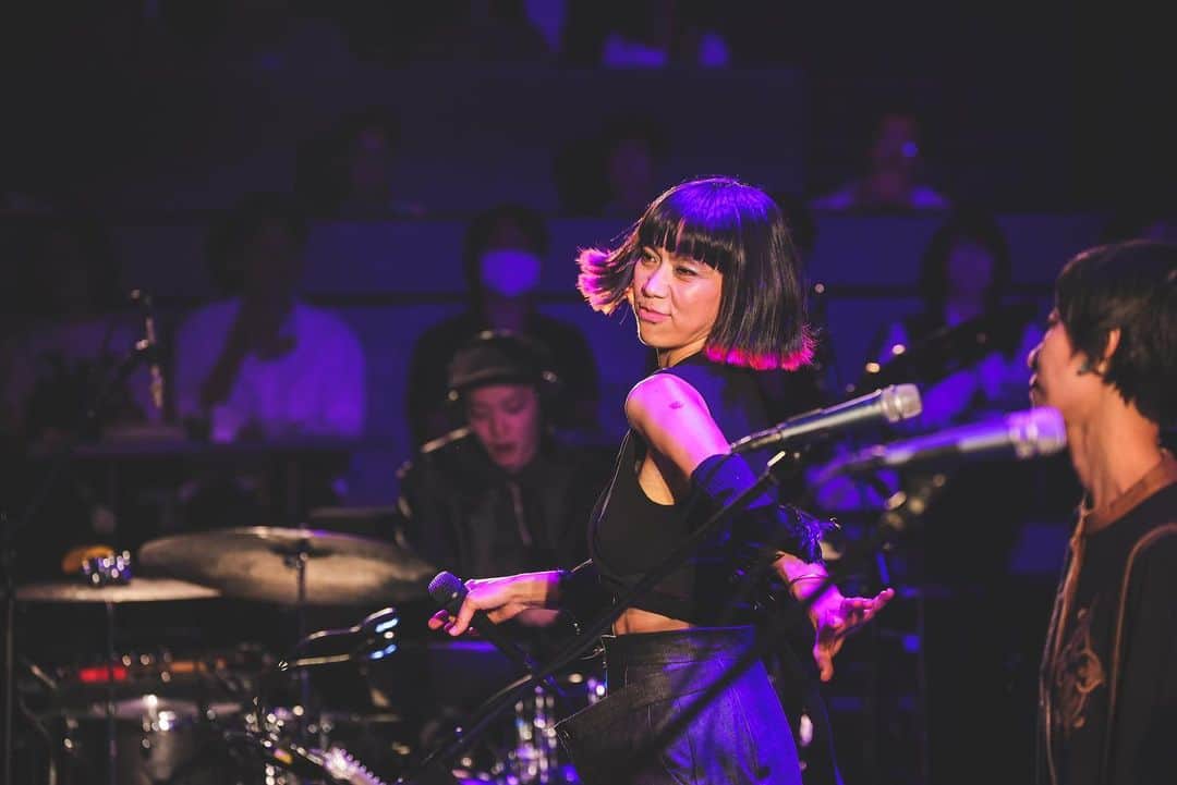 のインスタグラム：「Billboard Live Osaka  秋のツアー、大阪から始まりました。 お客様との掛け合いがすこぶる愉快な夜。また早く大阪に帰りたいな。 さんくす🦖  Photos Hoshina Ogawa  @billboardlive_osaka @noboruok @remitakenouchi #ua#ウーア」