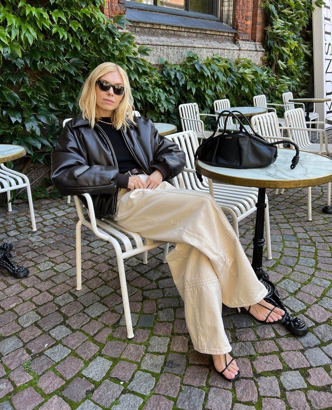 のインスタグラム：「Knælange læderstøvler, et komplet kaffesæt til efterårets indendørshygge, klassiske ballerinaer og et smukt sofabord. Det er bare nogle af de ting, som ELLEs creative director @josephineaarkrogh drømmer om lige nu. Se nogle af dem her, og få mange flere oktoberønsker i det nye nummer af ELLE.⁠ ⁠ Foto: Privat og PR」