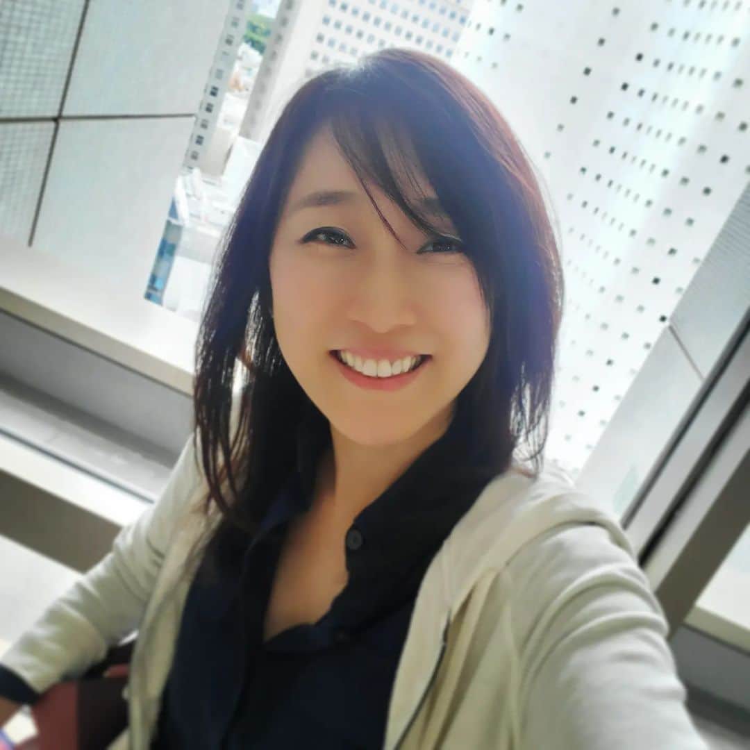 常世晶子のインスタグラム：「今日は息子の英検のお付き合い→髪がボサボサだったので美容室へ✂️ (2枚目はカット後)  とりあえず笑っておけばいっか☺️と思って自撮り。  #美容室 #oneday #表参道  #日曜日」