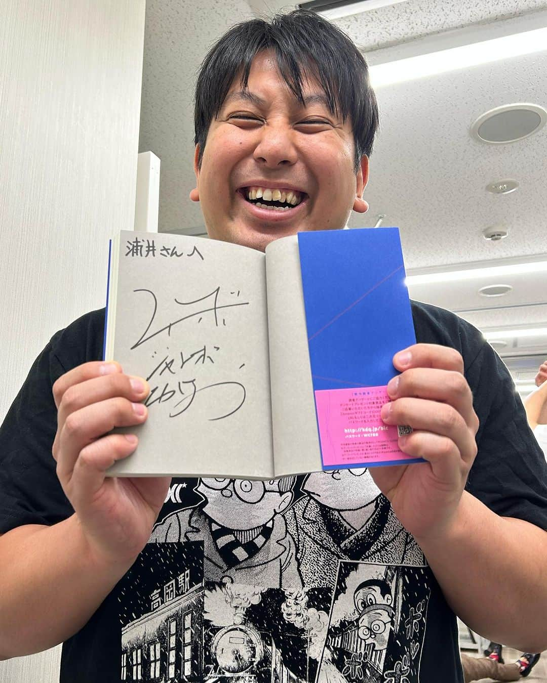 浦井のりひろさんのインスタグラム写真 - (浦井のりひろInstagram)「ジャンボの小説を買い、照らされ兎さんを撮りました。福岡で。  #福岡 #ジャンボたかお #デビュー小説 #ロングさんとのユニットライブ #美味しいぶどう #ありがとうございました #スーパー日帰り」10月8日 16時05分 - uraidanbura