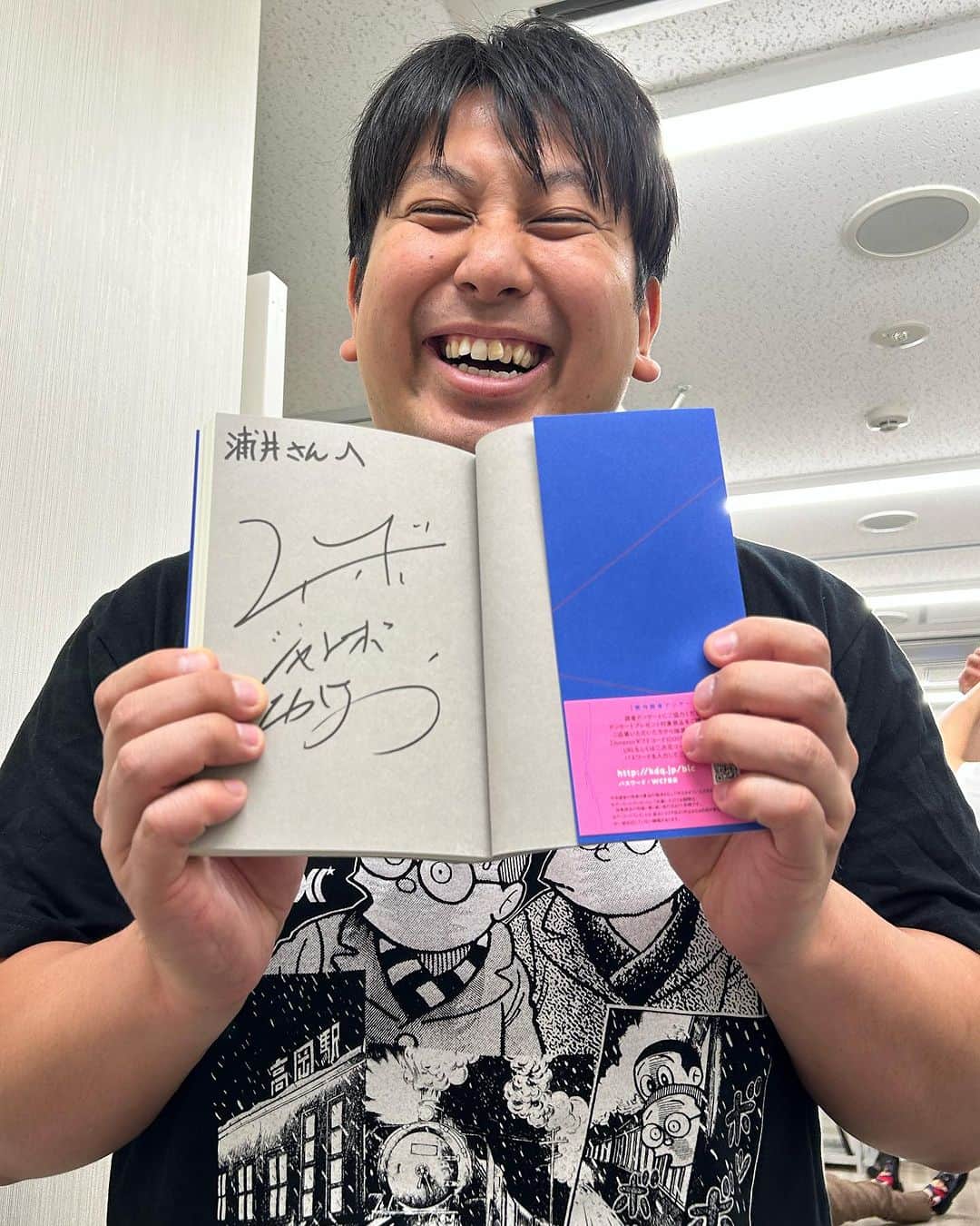 浦井のりひろのインスタグラム：「ジャンボの小説を買い、照らされ兎さんを撮りました。福岡で。  #福岡 #ジャンボたかお #デビュー小説 #ロングさんとのユニットライブ #美味しいぶどう #ありがとうございました #スーパー日帰り」