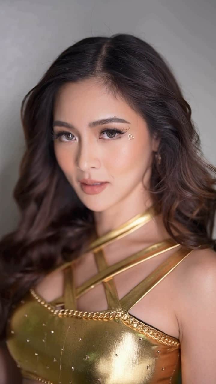 Kim Chiuのインスタグラム：「𝗞𝗜𝗠 𝗖𝗛𝗜𝗨 for @asapofficial #ASAPAlwaysGrateful  @chinitaprincess wearing @mercredibeaute Eyelashes from @luxebeautyphl • @makeupforever SKIN Foundation & Loose Powder • @artisanpro Intense Black Eyeliner • @benefitph Eyebrow Products  𝗠𝗮𝗸𝗲 𝘂𝗽 @jakegalvez  𝗛𝗮𝗶𝗿 @haidzfernandez  𝗦𝘁𝘆𝗹𝗶𝗻𝗴 @adrianneconcept 𝗦𝘁𝘆𝗹𝗶𝗻𝗴 𝗔𝘀𝘀𝗼𝗰𝗶𝗮𝘁𝗲 @miss.vince_   #makeupbyjakegalvez #kimchiu #chinitaprincess #chinitabeauty」