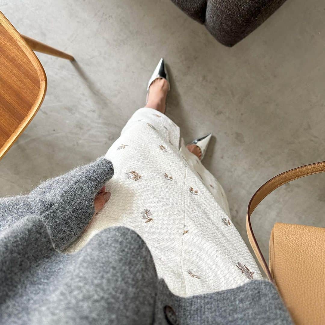 のインスタグラム：「この合わせ最高に好き🫰🏻🩶  なんだか大人な感じ.....🪡🌼 ってもう大人なんだけどね笑って話してた🤭  knit/skirt @_bluelea_」