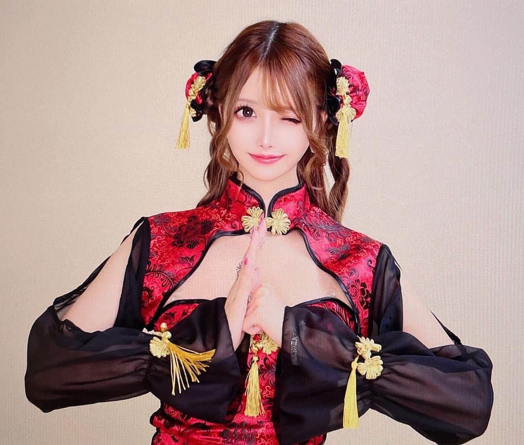 のインスタグラム：「チャイナ🇨🇳🐼  撮影の前の日に @sbc_akao の所で肌のケアしてきたよ🤍✨  バースデーも近いし肌はつるつるにしておかねばね🥹💓 赤尾先生は何年もお世話になってる🥹いつもありがとうございます💕  #チャイナ#チャイナコスプレ#美肌#美意識#湘南美容クリニック #美容」