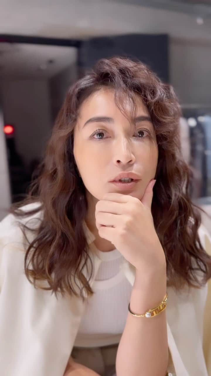 のインスタグラム：「撮影時、 恥ずかしながらもサービスショットをしてくれてる 優しい京子さん🩵  #hair #makeug #mifunemake #mywork」