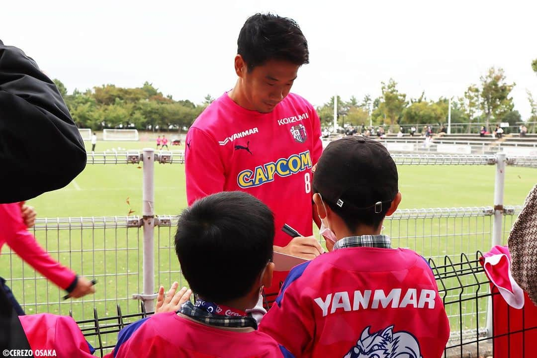 セレッソ大阪さんのインスタグラム写真 - (セレッソ大阪Instagram)「. 今週は、ファンクラブ会員の中から事前当選した方を対象に、ファンサービス（サイン会）を実施しました✨✨  たくさんのセレッソファミリーにお越しいただき、選手たちと交流しました🌸🌸  #ファンサービス #セレッソファミリーと #交流 #たくさんの #パワーを #もらいました💪 #上門知樹 選手 #渡邉りょう 選手 #西尾隆矢 選手 #舩木翔 選手 #喜田陽 選手 #カピシャーバ 選手 #ジョルディクルークス 選手 #山中亮輔 選手 #レオセアラ 選手 #山下達也 選手 #丸橋祐介 選手 #毎熊晟矢 選手 #香川真司 選手 #cerezo #cerezoosaka #SakuraSpectacle #セレッソ大阪」10月8日 16時13分 - cerezo_osaka