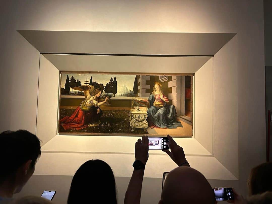中岡由佳さんのインスタグラム写真 - (中岡由佳Instagram)「❇︎ イタリア人画家 レオナルド・ダ・ヴィンチ 『受胎告知』 『東方三博士の礼拝』 『キリストの洗礼』（師匠と弟子との共同作品でレオナルドが描いたのは左の天使の部分。キリストの身体にも手を加えたと言われている。）  イタリア人画家 ラファエロ 『ヒワの聖母』  イタリア人画家 カラヴァッジョ  『バッカス』　等。  #GalleriadegliUffizi #ウフィッツィ美術館 #LeonardodaVinci #レオナルドダヴィンチ #RaffaelloSanti #ラファエロ #Caravaggio #カラヴァッジョ #Firenze #フィレンツェ #Italy #イタリア」10月8日 16時13分 - yuka_nakaoka