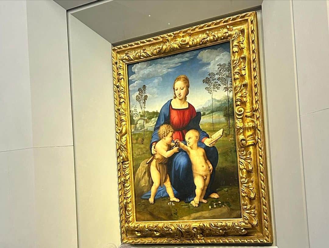 中岡由佳さんのインスタグラム写真 - (中岡由佳Instagram)「❇︎ イタリア人画家 レオナルド・ダ・ヴィンチ 『受胎告知』 『東方三博士の礼拝』 『キリストの洗礼』（師匠と弟子との共同作品でレオナルドが描いたのは左の天使の部分。キリストの身体にも手を加えたと言われている。）  イタリア人画家 ラファエロ 『ヒワの聖母』  イタリア人画家 カラヴァッジョ  『バッカス』　等。  #GalleriadegliUffizi #ウフィッツィ美術館 #LeonardodaVinci #レオナルドダヴィンチ #RaffaelloSanti #ラファエロ #Caravaggio #カラヴァッジョ #Firenze #フィレンツェ #Italy #イタリア」10月8日 16時13分 - yuka_nakaoka