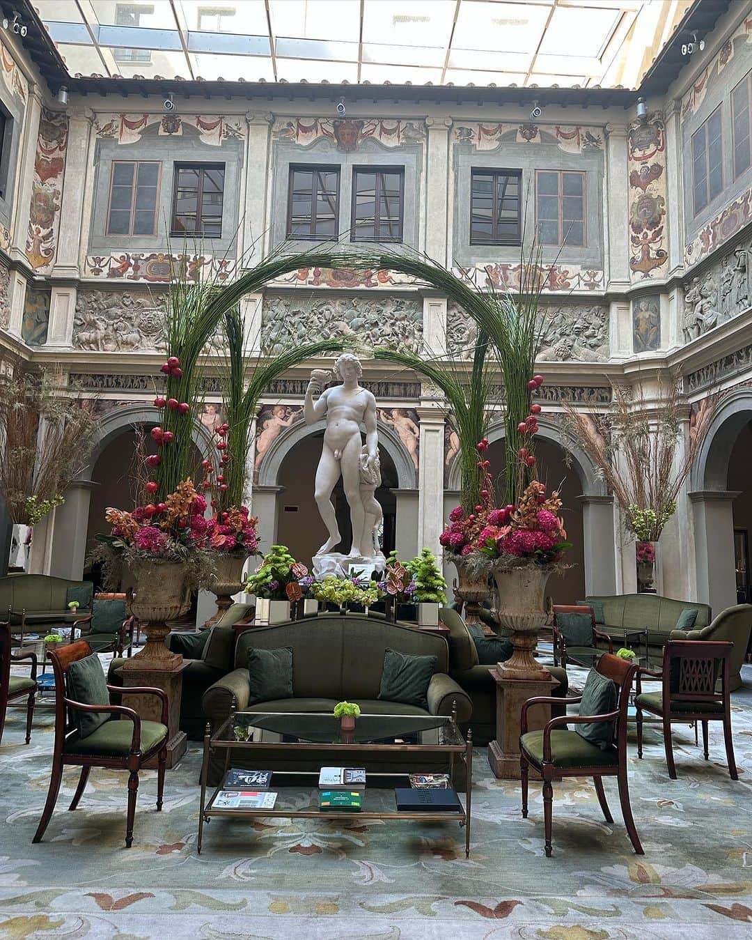 キム・ミニョンさんのインスタグラム写真 - (キム・ミニョンInstagram)「너무 아름다웠던 피렌체 호텔 💖 궁을 호텔로 개조했다고 하는데 정말 너모 예뻤어요😆」10月8日 16時13分 - minyoung_aori