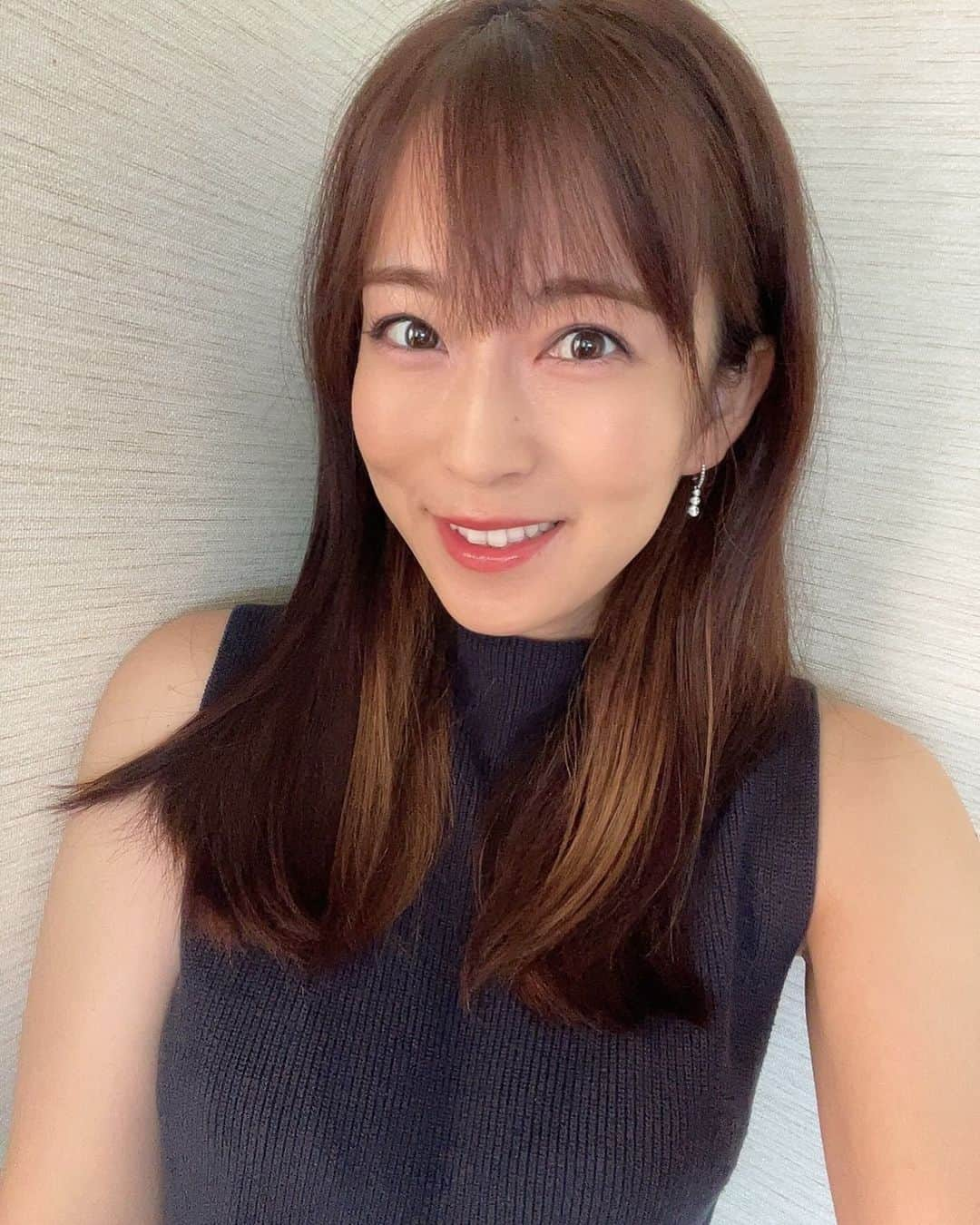 薄井しお里さんのインスタグラム写真 - (薄井しお里Instagram)「毎日王冠的中🎯🫧 穴馬記事で書いたエルトンバローズが見事1着！ 1番人気に支持されたソングラインとはハナ差！！最後息するの忘れてました😵‍💫 エルトンバローズは人気が上がって、書いた時よりも人気に！4番人気で穴感はボチボチでしたが、金曜日に書いてるからご了承くだせぇ😟 書いた馬が1着になるのはとても嬉しくて、特に穴記事で書いた馬の活躍はとても嬉しいです🤩 秋は調子がいいんだよねぇわたし🥳🍁  今週も楽しかったです！信じてくれたみんなありがとう！また来週も遊ぼうね🍎😎 今年の夏はインナーカラーを入れてみた夏でした🧸しばし明るめヘアーは見納め？と思いつつめちゃくちゃハイカラーにしたい願望が出てきちゃってマネージャーさんに相談しようっと🤩みんなはどう思う？ みんながやだって言ってもマネージャーさんがいいよって言ったらやっちゃうけどね🤩何 #夏髪　#エルトンバローズ　#毎日王冠　#馬券的中　#馬トク　#UMAJO #ウマ娘み始めました　#今更」10月8日 16時15分 - shiori.uuu