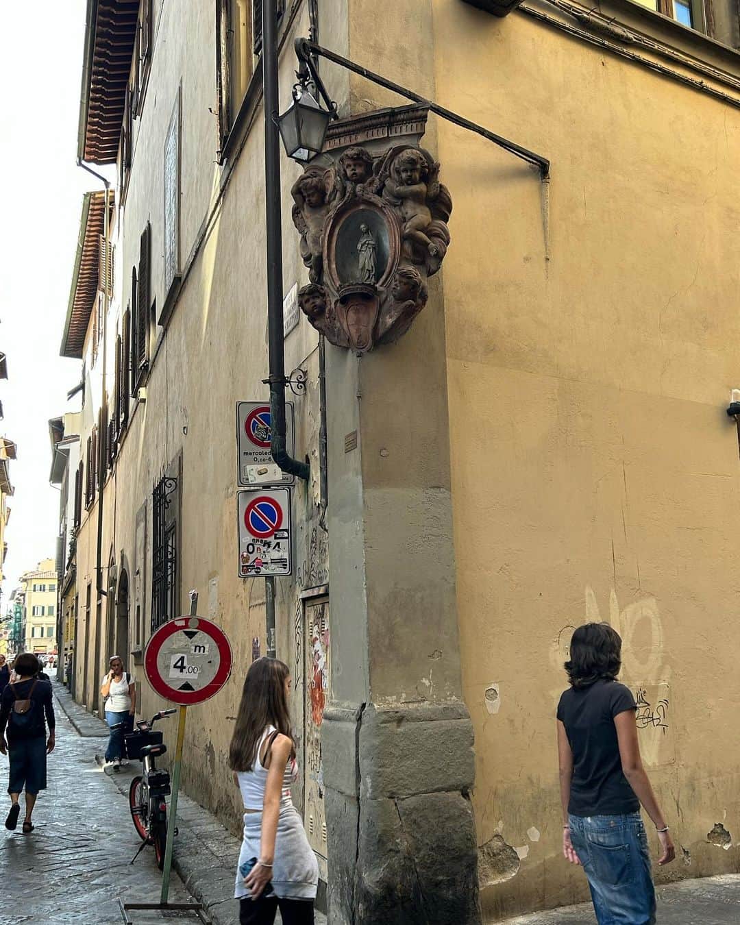 中岡由佳さんのインスタグラム写真 - (中岡由佳Instagram)「❇︎ ウフィッツィ美術館は天井も息を呑む美しさ。 どこまでもアートに包まれる贅沢な時間。 美術館を後にフィレンツェの町歩き。  #GalleriadegliUffiz #ウフィッツィ美術館 #Firenze #フィレンツェ #Italy #イタリア」10月8日 16時24分 - yuka_nakaoka