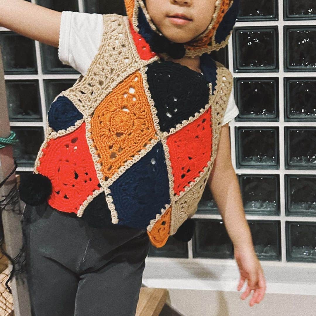 のインスタグラム：「ステンドグラス柄と ぽんぽんのニット可愛い〜🧶の季節嬉しい☺️ @suessbaby 🖤💛❤️💙」