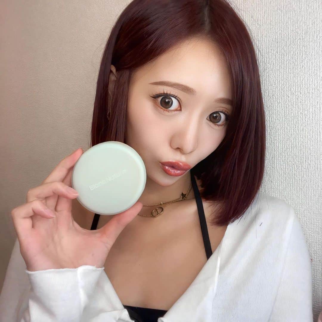 MOEのインスタグラム：「今回は #Blanc の新商品✨ シカクリアカバークッションを ご紹介します😊🤍  マジックティーツリーオイルや、 カタツムリクリームが人気のニキビ専門ブランド❕ ブランからメイク商品新発売しました🫶  ✔︎トラブル・赤み・くすみ・毛穴を しっかりカバーしてくれて薄付き😌 しかも長時間キープ👌  ✔︎アミノ酸パウダーが配合！ 油水分調節してくれるので、 テカリやべたつきを防いでくれます🧚🏻‍♀️  ✔︎ニキビブランドならではでの処方で、 しっかりケアしながらカバーもしてくれる🥺  3891日のニキビ跡に関する✏️ 研究結果をもとに作られたニキビ肌の為の クッションファンデーションだから、 ニキビ肌に負担をかけずにしっかり 赤みや毛穴をしっかりカバーしてくれます👏💖  カバー力があって本当使いやすい😊✨  生理前とかは荒れやすかったりするので、 その時の肌悩みに合わせてファンデも 変えてみてもいいなって思いました🌼  気になる方は試して見てね🐩🍭  #PR #Blanc  #ブラン  #シカクリアカバークッション  #ニキビ #Qoo10」
