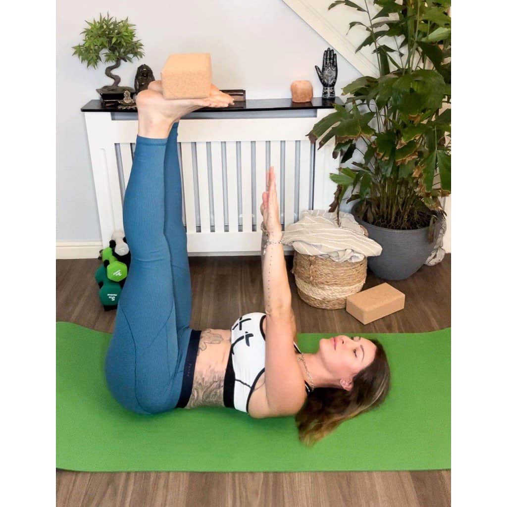 トレーシー・キスのインスタグラム：「Your thoughts on these leggings? 💙 Use code "Tracy12" for 12% off purchases at @fankaofficial 🌟   These beautiful leggings are the epitome of gymwear! Featuring an instant booty lift with thigh contouring shadowing to accentuate curves in all of the right places, a seamless front to avoid camel toe and a two tone vertical stripe pattern to elongate the legs - I literally wear them for everything in and out of the gym because they just fit and feel so amazing.  When did you last treat yourself to new gymwear? 💪🏼  #fanka #fankaleggings #gymwear #gymwearaddicts #gym #gymmotivation」