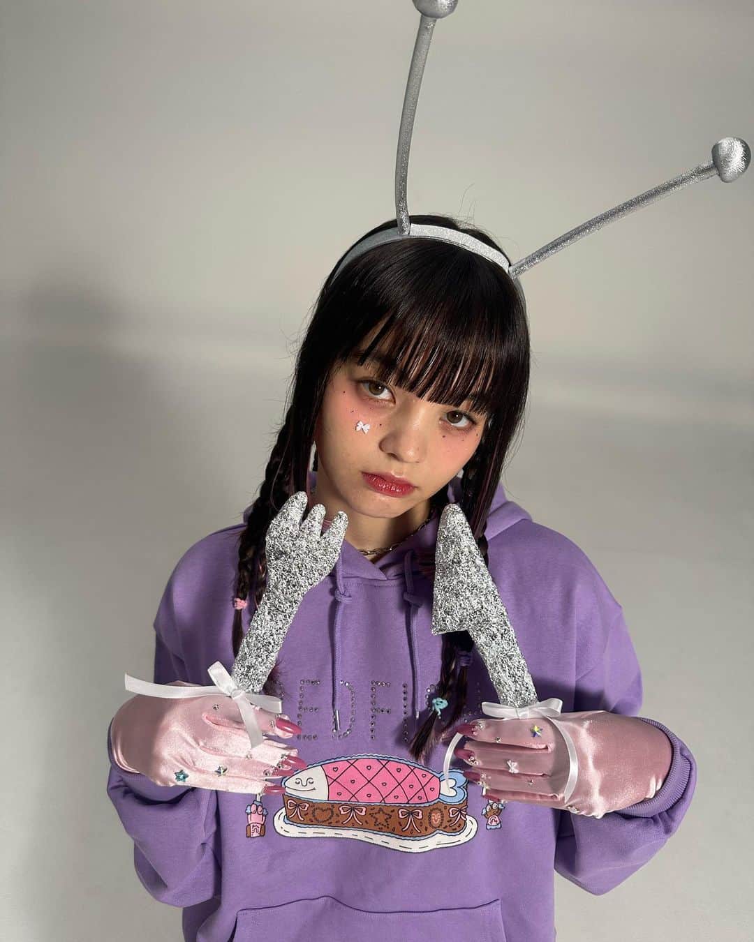 のインスタグラム：「🎣🍽️🎀ALAND × REDFISH 👽🪐💫🍴  ・・・・・・・・・・・・・・・・・・  《ALAND × REDFISH》 Model：@7_emil_y Artdirector / illustrator：@i_am_redfish Photograther：@juriaishii Filmdirector：@cazumax Photo assistant：Tanaka様、Hori様、Suzuki様 Stylist：@elileeleee Hair & Makeup：@yuna_hm Producer：@_maripos_a Writer：@cocoreacoco  Goods direction : Yamaguchi様、ADASTRIA の皆様  Special direction support：@nyororoon @bumsy97  Special direction support : @cocoreacoco  Special produce support：Tuge様 Special Creative Team ✍️❤️：@cazumax / @elileeleee / @_maripos_a / @yuna_hm  and more...」