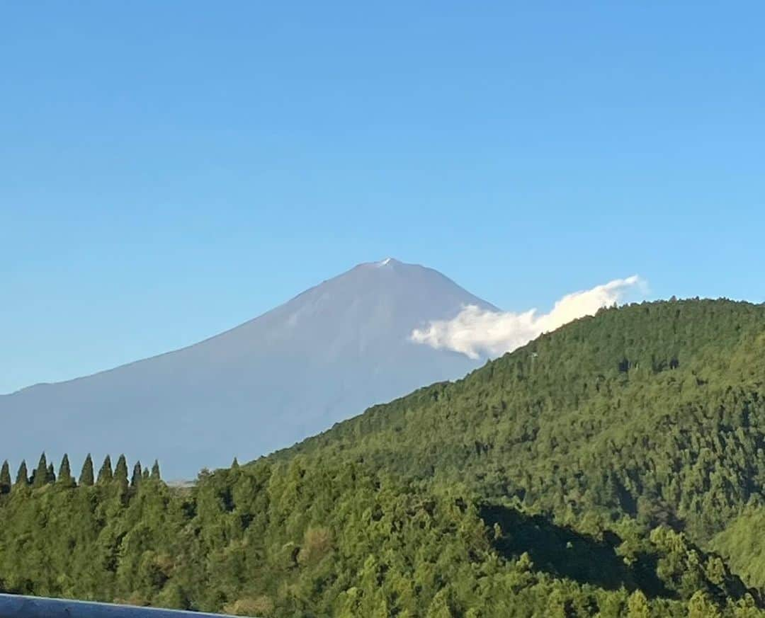 根本美緒さんのインスタグラム写真 - (根本美緒Instagram)「3日前に初冠雪を観測した富士山 雪見えますね。 今日も氷点下🗻なので、今頃雪降ってるかと思います。  こちらはパラっと雨落ちながら今まだ練習⚾️中。 更新出来てなかったので🗻のお裾分けです☺️ #富士山 #初冠雪 #少年野球 #少女野球 #少年野球の母」10月8日 16時51分 - nemotomio.official