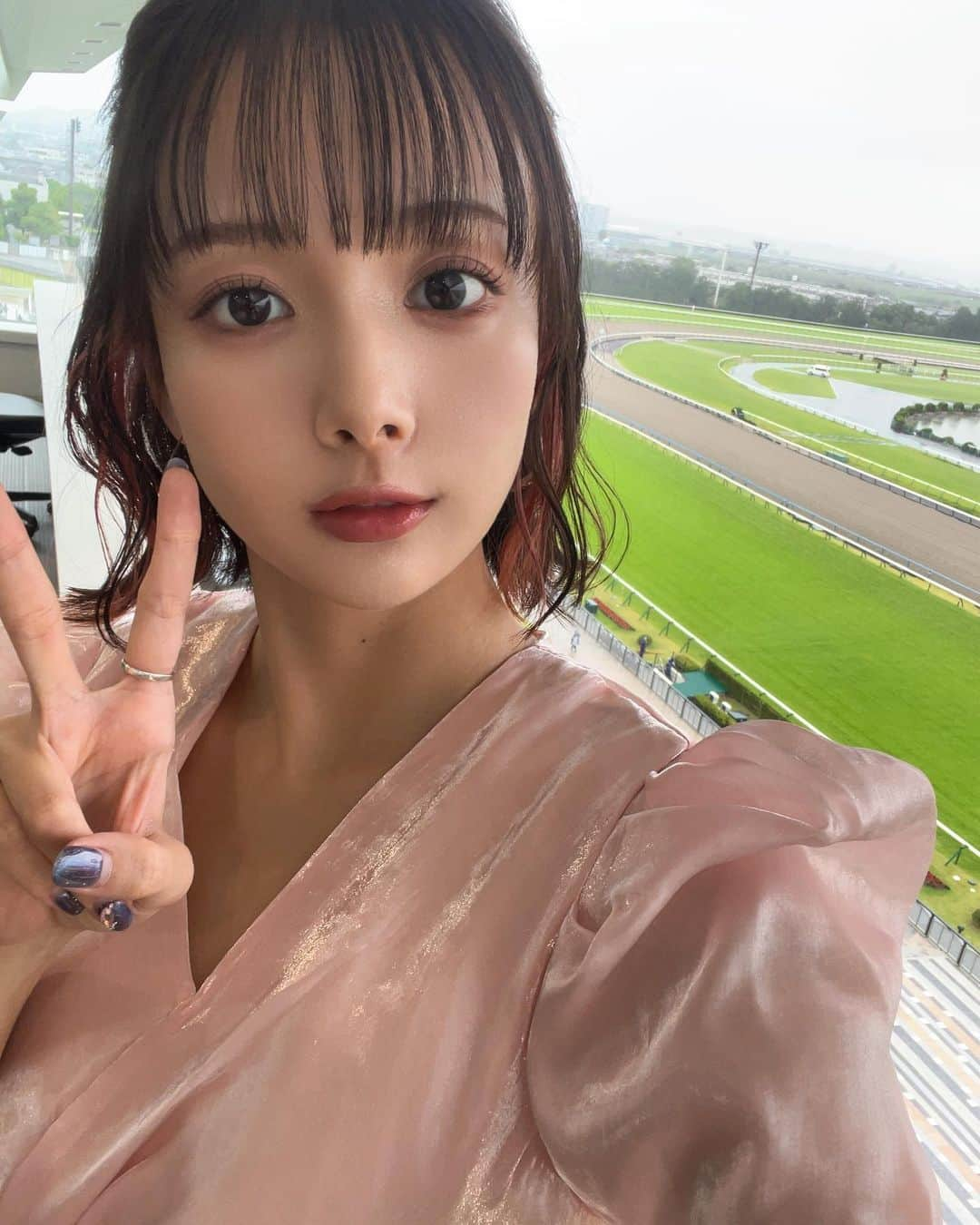 岡田紗佳のインスタグラム：「競馬BEATをご覧の皆様ありがとうございました🏇2レース当たった〜！ 初めて京都競馬場行ったけどリニューアル直後ということもありめちゃくちゃ綺麗だった🌸」