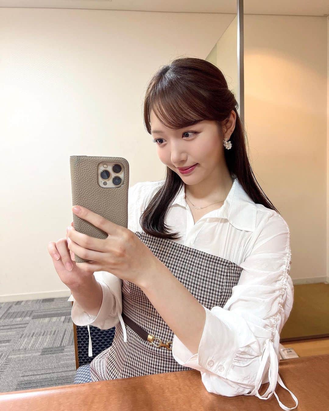 のインスタグラム：「こんばんは🌷  週末いかがお過ごしですか？✨  私は舞台にアートに音楽に…好きなものに触れられてパワーチャージしました🔥  明日は祝日ですがnews every.は通常通り放送です🌷  明日からもよろしくお願いいたします😊  衣装 @dazzlin_official @enjoueel   #newsevery #日テレ #centforce #セントフォース #刈川くるみ」