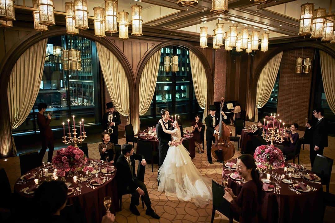東京會舘本舘ウエディングのインスタグラム：「@tokyokaikan_wedding .——————————. * まるで海外邸宅を思わせる 重厚感あるレトロモダンな空間は大人の祝宴に最適。  プロフェッショナルが集った一流の空間で おふたりの希望に沿った演奏を奏でます。 * ——————————. #東京會舘 #tokyo #関東花嫁 #weddingdress #東京花嫁 #wedding #dress #ウェディングドレス #プレ花嫁 #卒花 #結婚式場 #日本中のプレ花嫁さんと繋がりたい #結婚式準備 #ウェディングレポ #ブライダルフェア #チャペル #結婚式 #パーティ #披露宴 #weddingparty #結婚式場探し #大正ロマン #ウェディング #式場探し #式場見学 #披露宴会場 #披露宴演出 #祝宴 #生演奏 #ナイトウェディング」