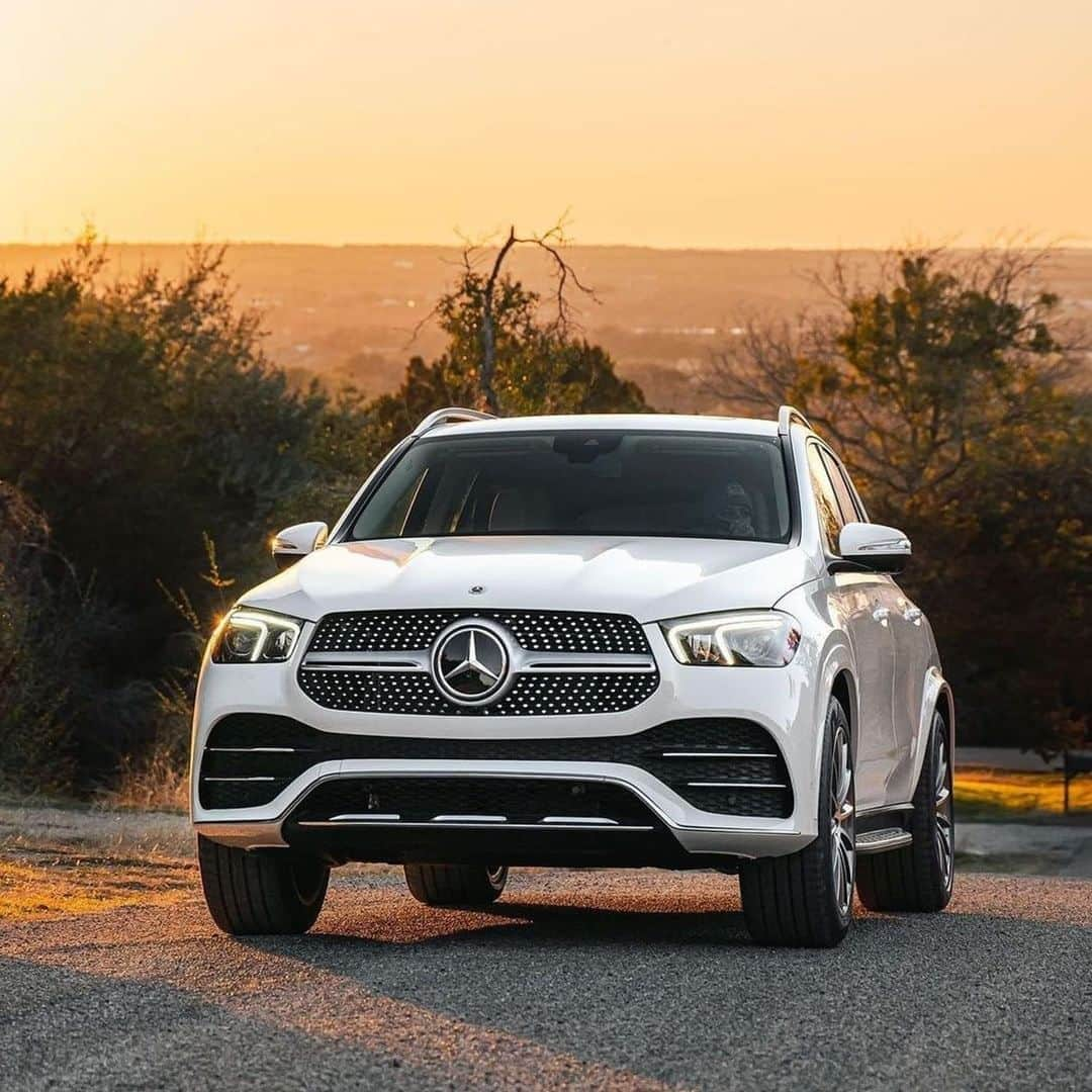 Mercedes-Benz Thailandのインスタグラム：「ไม่ว่าฝนตก ฟ้าร้อง แดดออกแรงแค่ไหน Mercedes-Benz GLE 300 d 4MATIC AMG Dynamic รถยนต์อเนกประสงค์ SUV คันนี้บอกเลยว่าเอาอยู่!  🌞 ด้วยขุมพลังการขับเคลื่อนแบบ 9G-TRONIC ทำให้คุณขับเคลื่อนได้อย่างเต็มประสิทธิภาพ 💨 อุ่นใจได้ทุกการเดินทางกับระบบรักษาสมดุลของตัวรถเมื่อมีลมมาปะทะด้านข้าง (Crosswind Assist)  ⛈️ แม้ในวันที่พายุเข้า หรือฝนตกแรง ใบปัดน้ำฝนของ GLE คันนี้ ก็จะทำงานโดยอัตโนมัติ พร้อมเซ็นเซอร์วัดปริมาณน้ำฝน ให้คุณรู้สึกปลอดภัยทุกช่วงเวลา  📷 rcastillophotos for #Mbphotopass  *อุปกรณ์บางส่วนในภาพอาจแตกต่างจากที่จำหน่ายจริง โปรดตรวจสอบรายการอุปกรณ์ของรถยนต์แต่ละรุ่นที่ผู้จำหน่ายฯ อย่างเป็นทางการทั่วประเทศ​​  #GLE #MercedesBenz #MercedesBenzThailand」