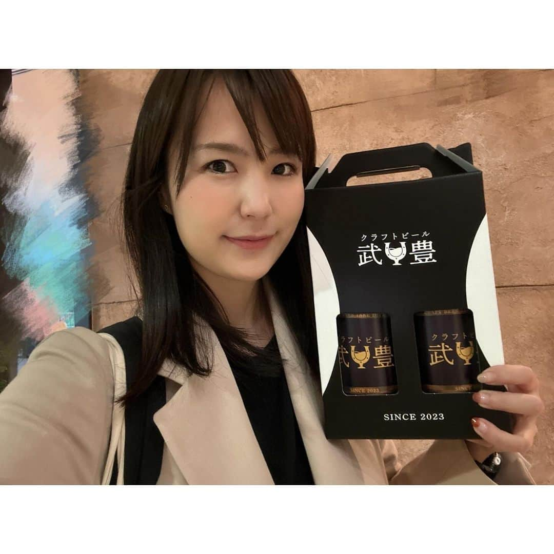 舘谷春香さんのインスタグラム写真 - (舘谷春香Instagram)「今日も東京競馬場でお仕事でした🐴 控室でずっと「武豊さんのビール買って帰るか悩む…」と言っていた私ですが、毎日王冠ちょっと勝ったから結局買いました🥺  京都競馬場グランドオープンの時に作られたらしい武豊騎手が作ったクラフトビール🍺 明日までの期間限定で東京競馬場でも販売しているそうです☺️明日行く方はぜひチェックしてみてください〜！ 生ビールもあったけどお仕事終わりだったので私は持ち帰り🍺 今日ラグビー観ながらのもっと🥺  東京開催は大賑わいでした🐴 やっぱり東京競馬場好きです☺️  #JRA #競馬 #中央競馬 #東京競馬場 #ビギナーズセミナー #競馬女子 #競馬好き #競馬好きな人と繋がりたい #競馬好きと繋がりたい #武豊騎手 #武豊 #武豊ビール #keiba #競馬場」10月8日 16時54分 - tty0250hrk