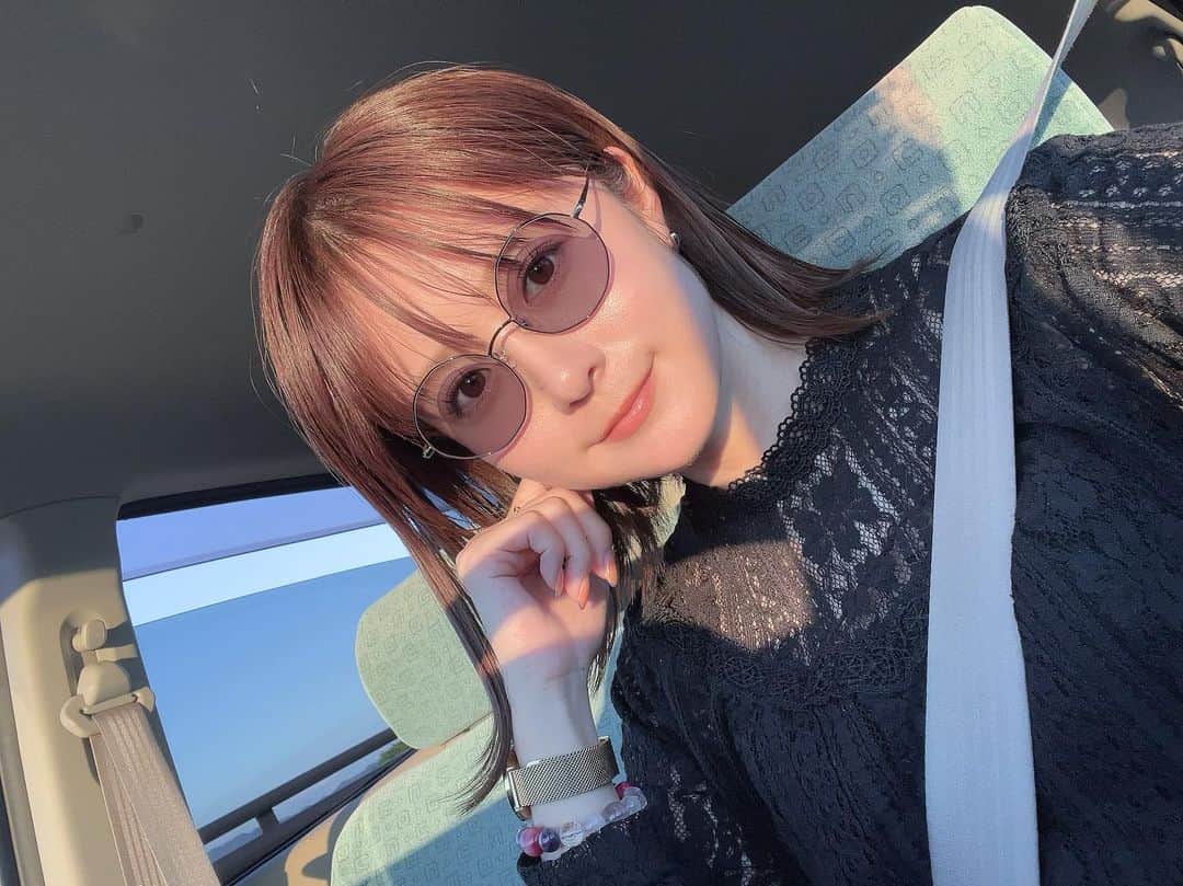 のインスタグラム：「. . なんか一気に寒いね。 この写真撮った時、 9月末はまだまだ暑かったのに。 . 皆さん体調には気を付けましょうね！ . . . #愛車#チョロ美 #一気に寒くなってきた  #なんだか切ない季節 #とか言ってみたり #食べ物が美味しく #体を動かすにも良い季節 #今年も残り3ヶ月 #バリバリ行くぜ！！！！ #メガネ#サングラス #度入りサングラス#Zoff #お気に入り #よくみると顔の産毛すごない？ #ふさふさやんwww」