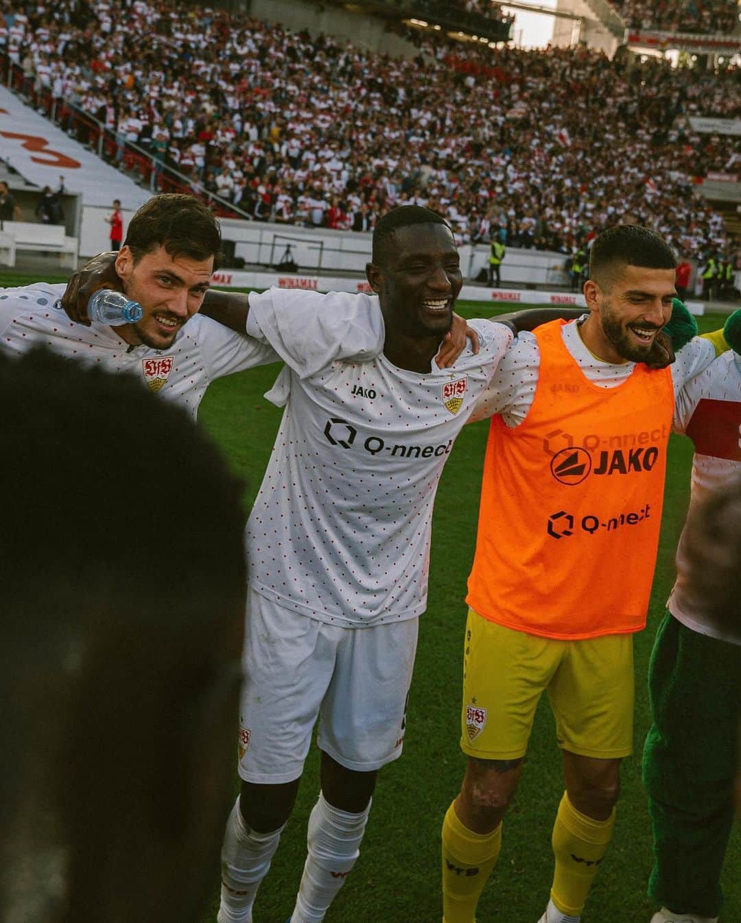 VfBシュトゥットガルトのインスタグラム：「Aufgewacht, nachgeschaut, wirklich so passiert. 🥹😍 Genießt den Sonntag, VfBler! 🤍❤️  #VfB #vfbstuttgart #vfbstuttgart1893 #auscannstatt #furchtlosundtreu #VfBInsta」
