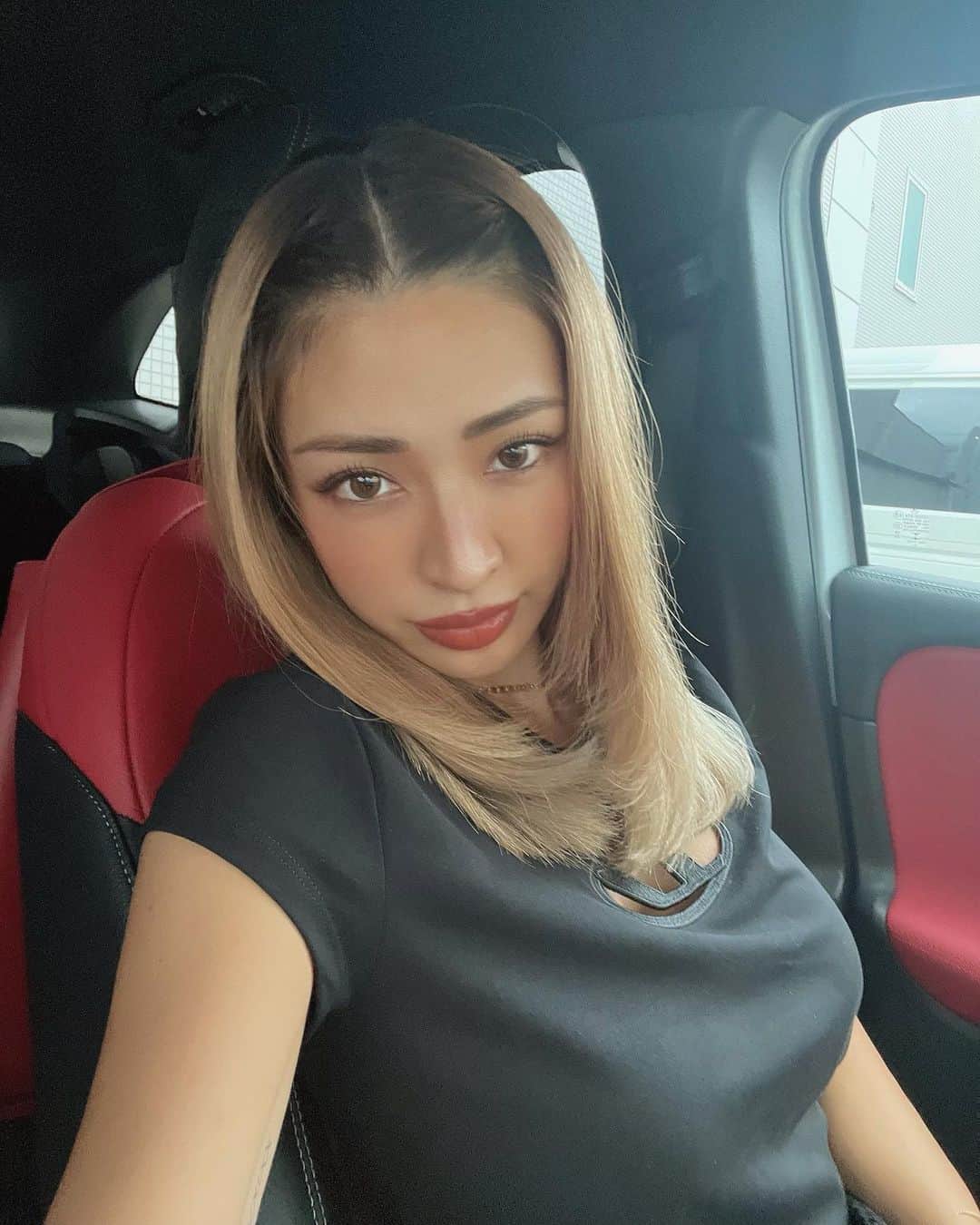 shieryy（今村しえり）のインスタグラム：「グラデーション金髪👩🏼このままどんどん伸ばしてみるっ」