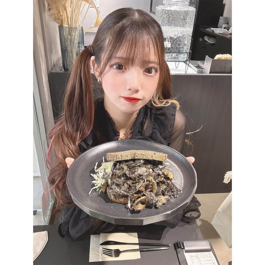 みーみのインスタグラム：「🖤  めっちゃトイレ行きたくて近くにあったお店に入ったら食べ物全部真っ黒だった…」