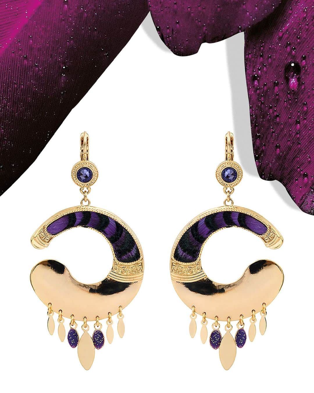 サテリットのインスタグラム：「✶ AERIENNES Pièces maitresses de notre collection, nos boucles en métal doré à l’or fin, se parent de plumes teintées et de résine émaillée et pailletée.  Existe aussi en rouge flamboyant et chocolat. Vous les aimez ?   #satelliteparis #newcollection #bijoux #savoirfaire  #bijouxhautefantaisie  #bienvenueailleurssatellite #boutiquessatellite #jewelry #bijouxfaitmain #bijouxplumes #bouclesdoreilles  ✶ IGHT AND AIRY The key pieces in our collection, our fine gold-plated metal earrings are adorned with tinted feathers and enamelled, glittery resin. Also available in fiery red and chocolate. Do you love them?  . #satelliteparis #newcollection #bijoux #savoirfaire  #bijouxhautefantaisie  #bienvenueailleurssatellite #boutiquessatellite #jewelry #bijouxfaitmain #bijouxplumes #bouclesdoreilles」