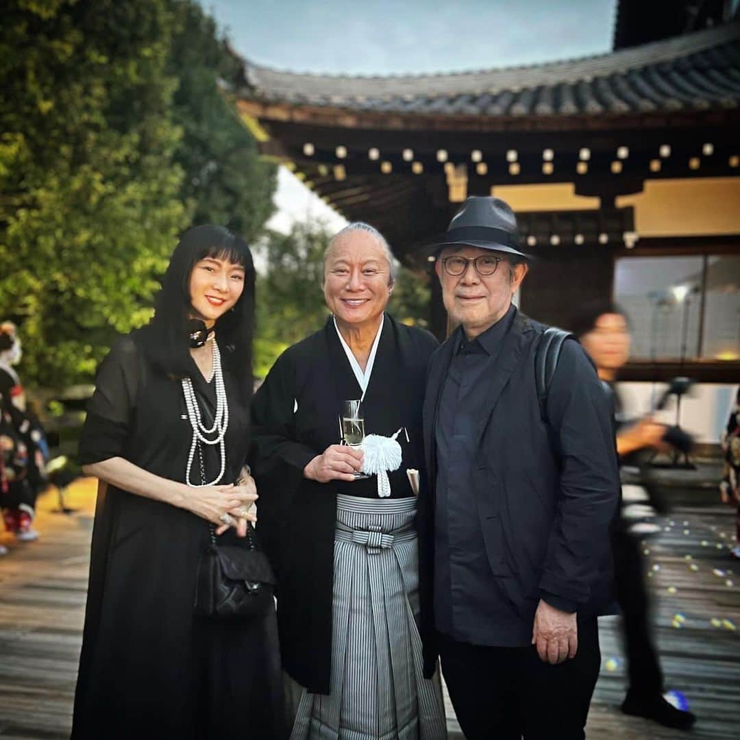 安珠さんのインスタグラム写真 - (安珠Instagram)「祝・創立100周年を迎えたTAKAMI BRIDAL 四年ぶりの「きょうといちえ」  華やかな催し 人間国宝になられた京都の能シテ方 金剛永謹さんの舞に秋風も心地よく 高見さんを囲む顔ぶれも暖かく 五感楽しむ京都の夕べに松本兄もご満悦  #きょうといちえ #takamibridal #100周年  #将軍塚青龍殿」10月8日 17時01分 - anjuphotographer