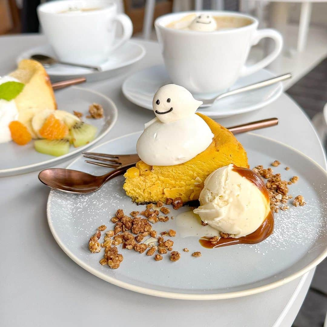 ぱんもんさんのインスタグラム写真 - (ぱんもんInstagram)「⠀⠀ ＼ あざみ野のチーズケーキ ꪔ̤̮♥ ／ ⁡ 𝗘𝗮𝘁 & 𝗦𝗺𝗶𝗹𝗲 （ @eat.and.smile_ ） ◇かぼちゃのベイクドチーズケーキ 720円 ※期間限定 ◇おばけメレンゲクッキー 100円 ◇フランスブルゴーニュ産フロマージュブランのベイクドチーズケーキ 780円 ◇ホットコーヒー 460円（セット価格） ◇とけちゃった雪だるま 190円 ⁡ 久しぶりにイートアンドスマイルへ☺︎ 可愛いケーキが魅力的なお店です👨‍🍳 ⁡ この日のお目当ては期間限定で提供中の かぼちゃのチーズケーキ🎃♡♡ おばけメレンゲ追加でハロウィン風👻 しっとりなめらかな 優しい甘さのかぼちゃのチーズケーキ🍰 しっかりかぼちゃ感も感じられて美味し〜🥹🫶 ⁡ バニラアイスかチョコアイスが付いてきます🍨 小ぶりサイズなので、（万年）ダイエット中の私には嬉しかったです👧✌︎ フロマージュブランのチーズケーキもおいしかったし、 コーヒーに、とけちゃった雪だるまトッピングも可愛かった⛄️💞 ⁡ #あざみ野カフェ #江田カフェ #田園都市線カフェ #田園都市線グルメ #イートアンドスマイル #eatandsmile #神奈川カフェ #横浜市カフェ #カフェ巡り #かぼちゃスイーツ #カボチャスイーツ #秋スイーツ #秋グルメ #チーズケーキ #ハロウィンスイーツ」10月8日 17時02分 - panmon15