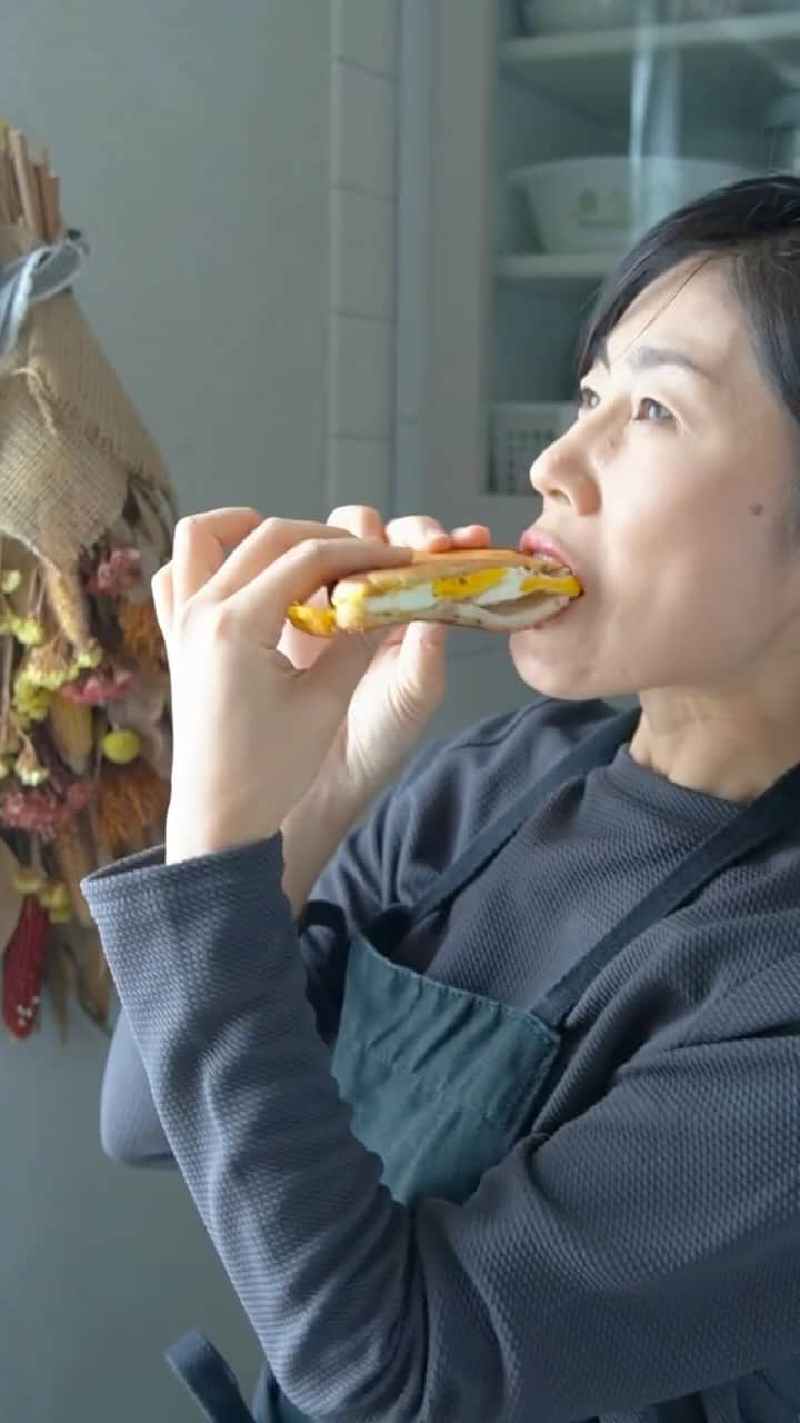のインスタグラム：「ホットサンドメーカー、正直何度も欲しいと思ったことがある！ でもジョージがやってて『これなら買わなくてもクイーンクックでできるやーん💪✨』と思って早速お手本にしてやってみたよー🤩  必殺シチューパンプレスホットサンド😬  もっとチーズがとろーんてなる感じに仕上げたかったな😅😅😅  #ホットサンド #フライパンでホットサンド  #目玉焼き」