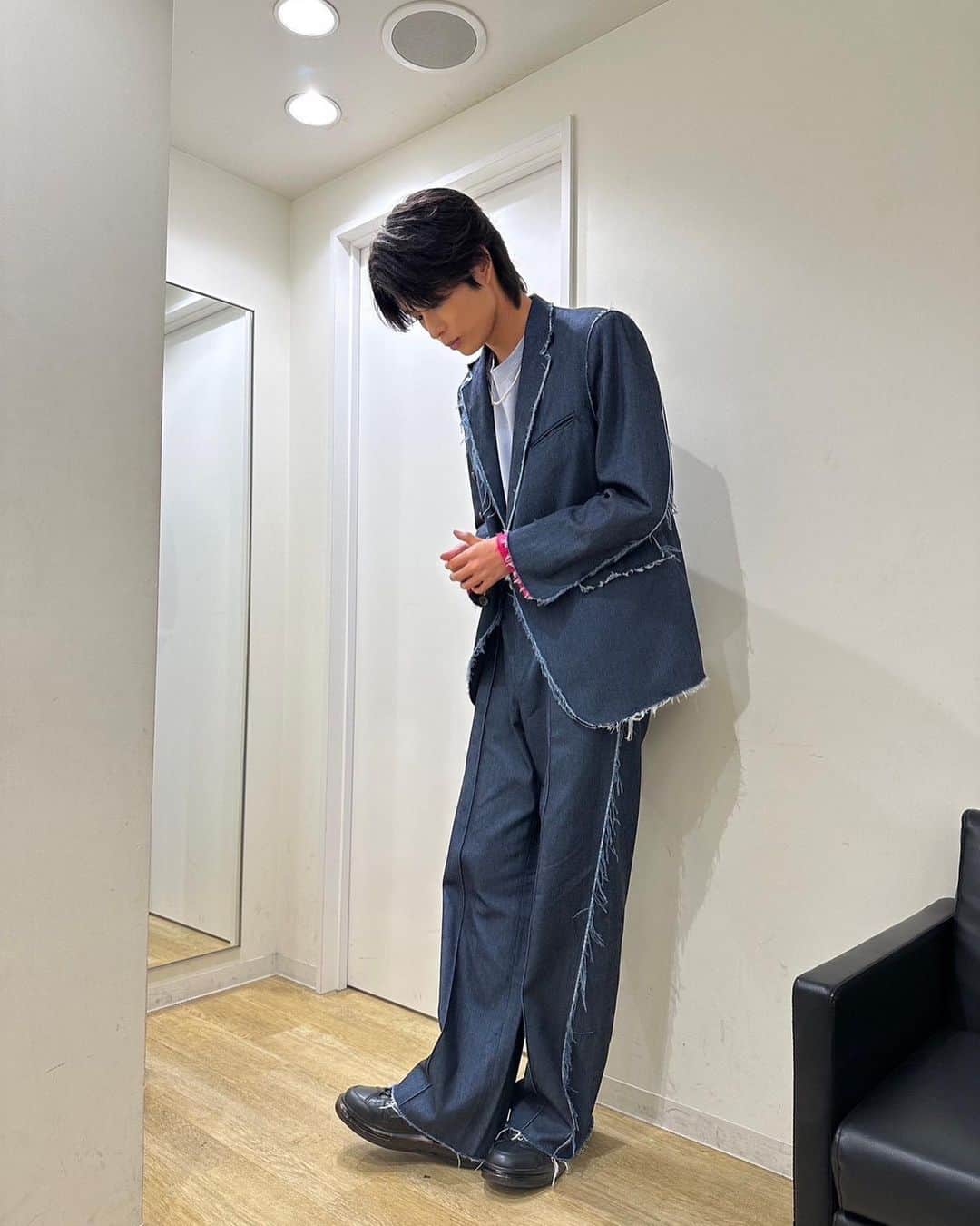 柊太朗さんのインスタグラム写真 - (柊太朗Instagram)「DVDイベントin東京 ありがとうございました！ ゆっくり皆さんとお喋り出来て嬉しかったです！ トークショーで沢山裏話やら最近の出来事とか沢山お話できて、みんなに聞いて貰えて嬉しかったー！  次は来週の土日で大阪、名古屋とおじゃましにいきます！ 待っててねー🐕‍🦺当日券とかもあるそうなので！！気軽に遊びに来てください！  衣装  1枚目▼ セットアップ：@sol___official スニーカー：@stealthstella @joyeux_press ネックレス：@hergo1985 @adonust  2枚目▼ ニット：@junokamoto_ パンツ：@nolnoofficial @the.pr_    #柊太朗  #hmv」10月8日 17時03分 - tar0tar0tar0shi