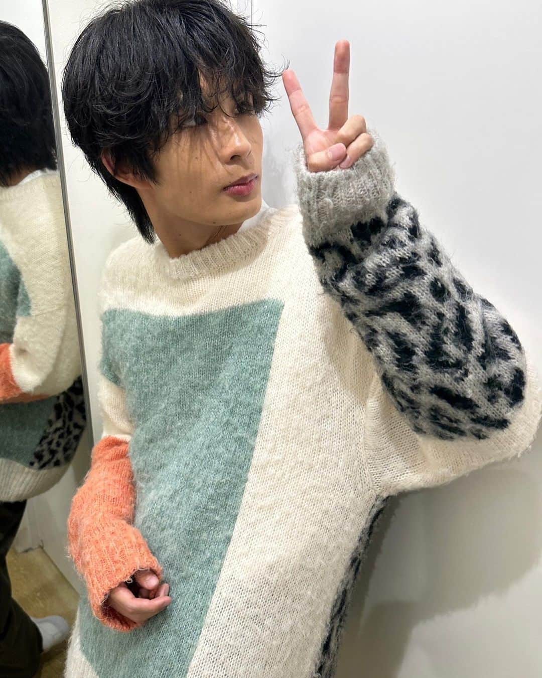 柊太朗さんのインスタグラム写真 - (柊太朗Instagram)「DVDイベントin東京 ありがとうございました！ ゆっくり皆さんとお喋り出来て嬉しかったです！ トークショーで沢山裏話やら最近の出来事とか沢山お話できて、みんなに聞いて貰えて嬉しかったー！  次は来週の土日で大阪、名古屋とおじゃましにいきます！ 待っててねー🐕‍🦺当日券とかもあるそうなので！！気軽に遊びに来てください！  衣装  1枚目▼ セットアップ：@sol___official スニーカー：@stealthstella @joyeux_press ネックレス：@hergo1985 @adonust  2枚目▼ ニット：@junokamoto_ パンツ：@nolnoofficial @the.pr_    #柊太朗  #hmv」10月8日 17時03分 - tar0tar0tar0shi