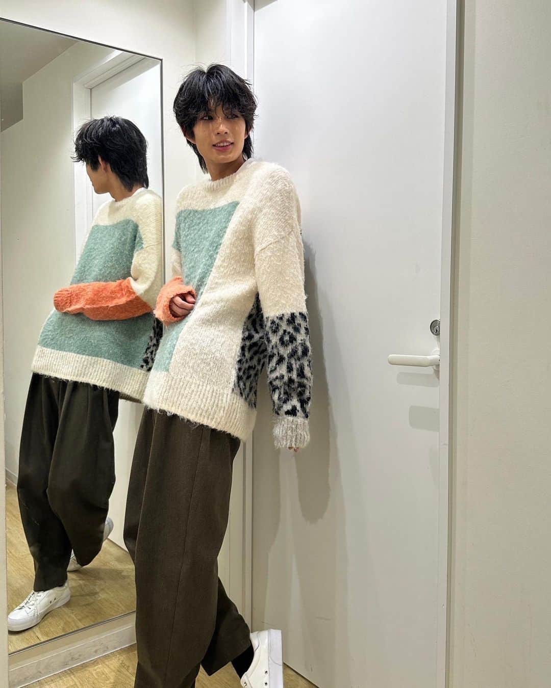 柊太朗さんのインスタグラム写真 - (柊太朗Instagram)「DVDイベントin東京 ありがとうございました！ ゆっくり皆さんとお喋り出来て嬉しかったです！ トークショーで沢山裏話やら最近の出来事とか沢山お話できて、みんなに聞いて貰えて嬉しかったー！  次は来週の土日で大阪、名古屋とおじゃましにいきます！ 待っててねー🐕‍🦺当日券とかもあるそうなので！！気軽に遊びに来てください！  衣装  1枚目▼ セットアップ：@sol___official スニーカー：@stealthstella @joyeux_press ネックレス：@hergo1985 @adonust  2枚目▼ ニット：@junokamoto_ パンツ：@nolnoofficial @the.pr_    #柊太朗  #hmv」10月8日 17時03分 - tar0tar0tar0shi