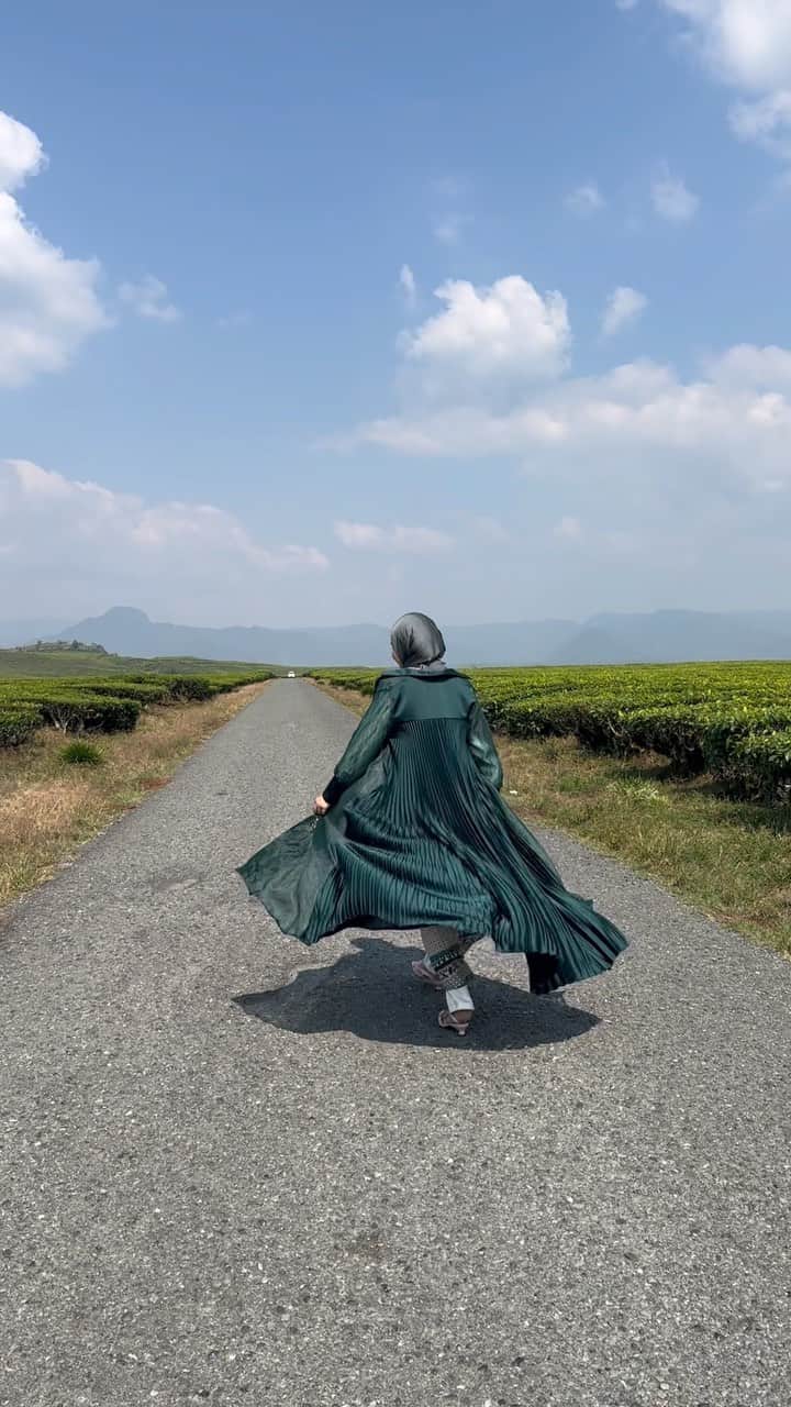 Zaskia Sungkarのインスタグラム：「📍 Kebun Teh Kayu Aro kerinci   @zaskiasungkarjakarta」