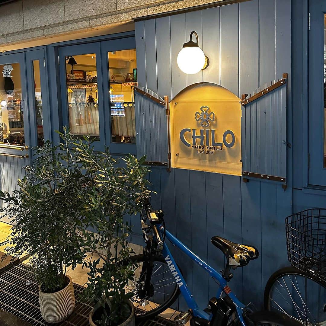 山岸久朗さんのインスタグラム写真 - (山岸久朗Instagram)「やばばば。どタイプのフレンチ見つけちゃった。どれくらいタイプかって言うたら、たろたんの妹くらいタイプw。ここはコテコテのフレンチというより、フレンチバスクなのよね。それが楽しい！このフランス産のフォアグラの美味しかったこと❣️  ここはこっそり通うことにして、内緒にしとこ。お口チャックです。  （常連さんを大事にしてはるので予約困難です）  #お口チャックシリーズ  #お口チャックウィルソン  #シェシロ #chezchilo  #予約困難店  #フレンチバスク #フレンチバスク料理  #paysbasque  #paysbasquefrançais  #paisvasco  #paysbasque  #ipareuskalherria  #三宮 #三宮グルメ #三宮ディナー #三宮フレンチ #三宮レストラン #三ノ宮 #三ノ宮グルメ #三ノ宮ディナー #三ノ宮フレンチ #神戸 #神戸市 #神戸グルメ #神戸ディナー #神戸フレンチ #神戸レストラン #kobe #sannomiya #hyogo」10月8日 17時04分 - yamaben