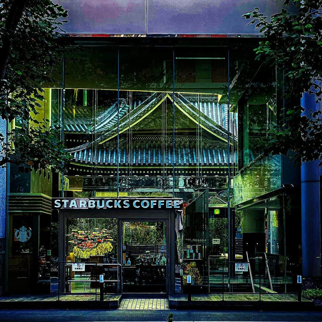 DAISHI DANCEのインスタグラム：「お寺のスタバ(京都)  #京都 #KYOTO #スタバ #STARBUCKS」