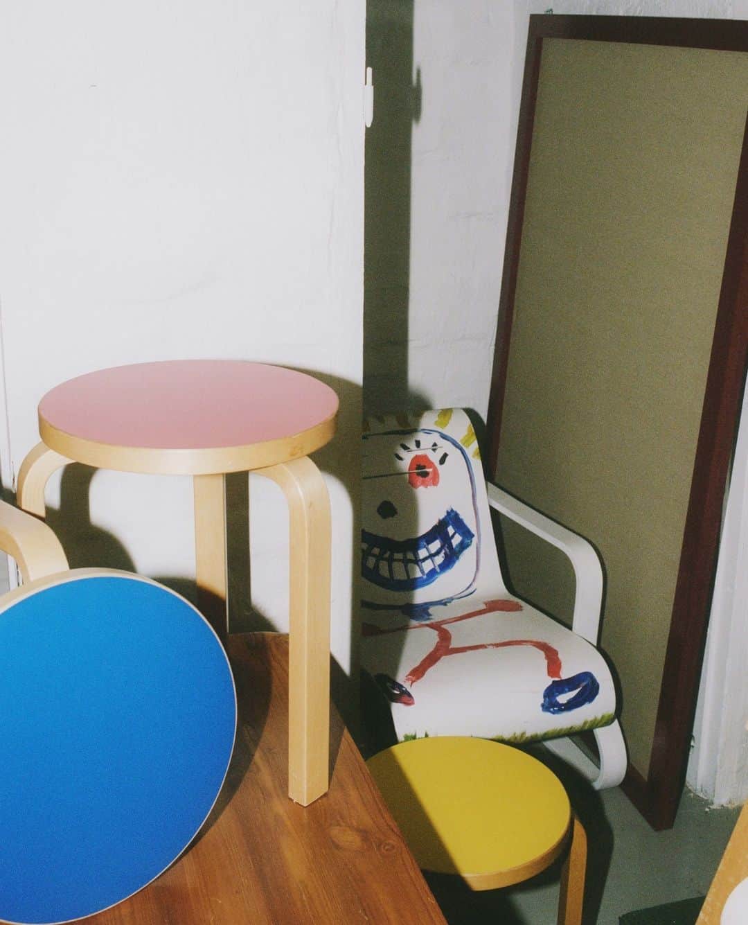 Artekさんのインスタグラム写真 - (ArtekInstagram)「The @artek2ndcycle collection of Stool 60 is still available on our Stool 60 online store. ⁠ ⁠ Visit our link in bio to discover this special collection of pre-loved Stool 60 from every decade from the 1930s until now. ⁠  Photos by @juhohut」10月8日 17時05分 - artekglobal