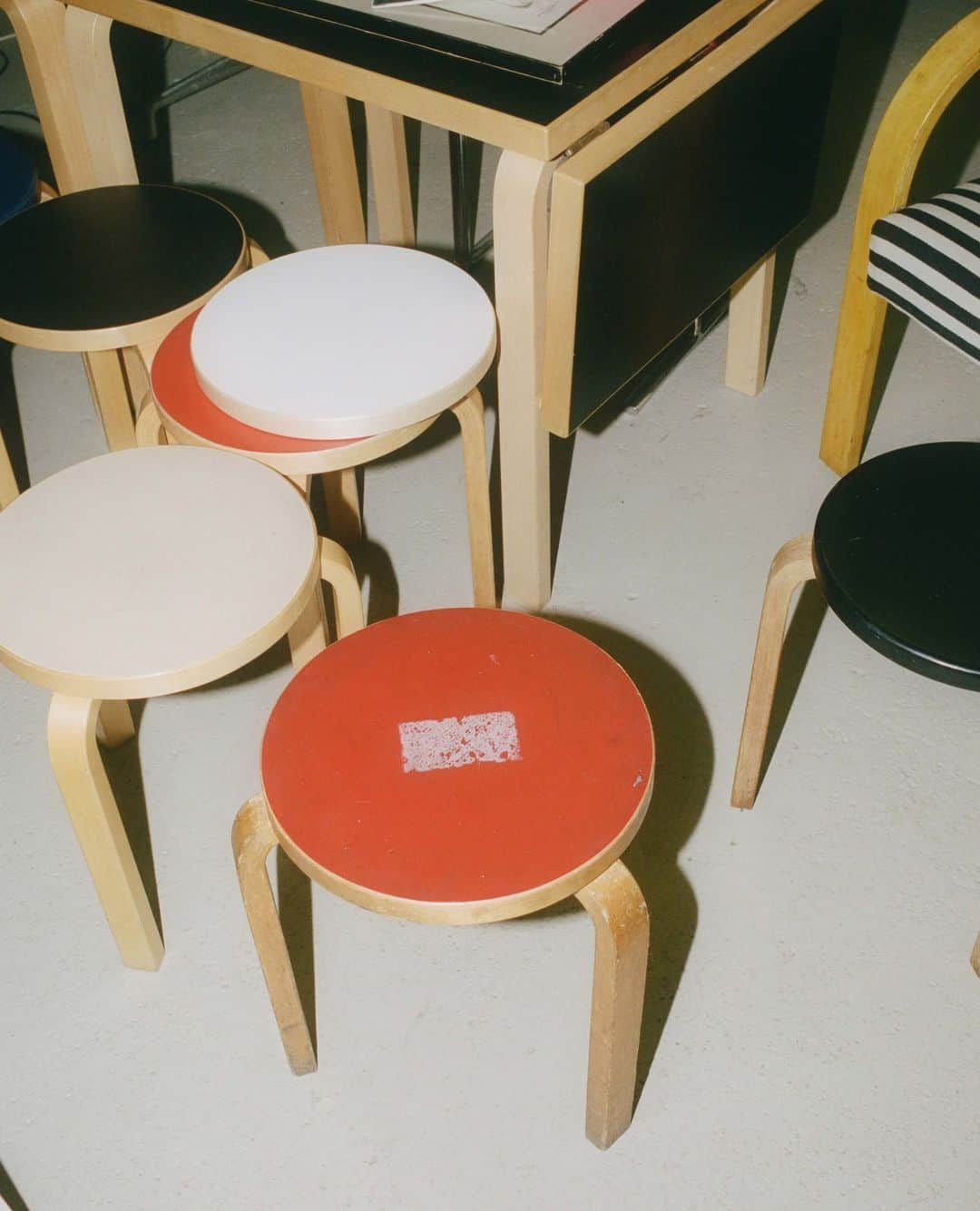 Artekさんのインスタグラム写真 - (ArtekInstagram)「The @artek2ndcycle collection of Stool 60 is still available on our Stool 60 online store. ⁠ ⁠ Visit our link in bio to discover this special collection of pre-loved Stool 60 from every decade from the 1930s until now. ⁠  Photos by @juhohut」10月8日 17時05分 - artekglobal