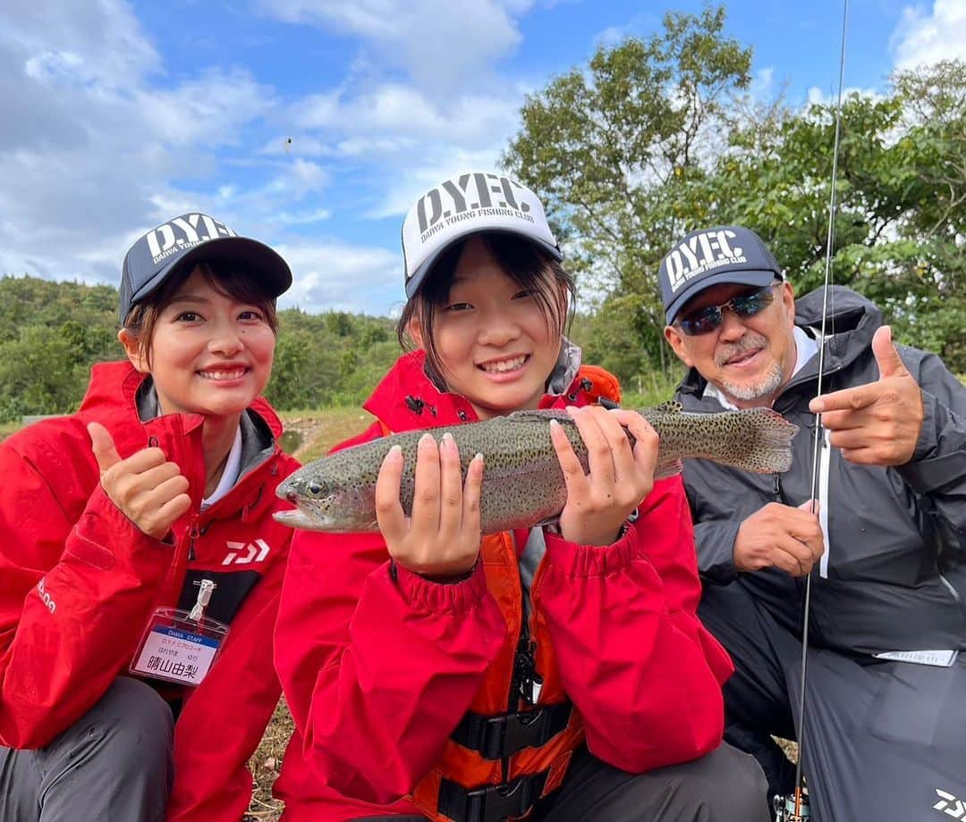 晴山由梨のインスタグラム：「DYFCトラウトルアースクールin新潟県五頭  魚が元気で引き味抜群♡ 40cm以上の良型も連発し、子ども達も大盛り上がり😍  終わった後に「楽しかった」と言ってもらえたことが 何より嬉しかったです☺️ 参加者の皆さま、スタッフの皆さまお疲れさまでした🌸  #dyfc #釣り教室 #釣りスクール #daiwa」